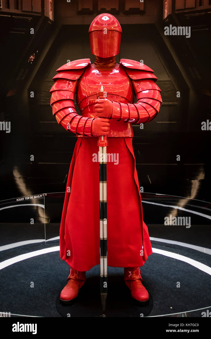 Kuala Lumpur, Malaysia. 13. November 2017. Star Wars Der letzte Jedi film Förderung in einem Kuala Lumpur Einkaufszentrum beginnt. Star Wars Figuren auf dem Display. © Danny Chan/Alamy Leben Nachrichten. Stockfoto