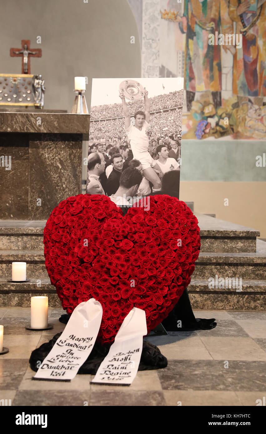 Köln, Deutschland. November 2017. Ein Spray aus herzförmigen roten Rosen und ein Bild des ehemaligen Fußballspielers Hans Schaefer sind in der St. Albertus-Magnus-Kirche in Köln, Deutschland, zu sehen, 14. November 2017. Der ehemalige Kapitän der Nationalmannschaft und Weltcupsieger ist am 07. November 2017 im Alter von 90 Jahren verstorben. Quelle: Andreas Pohl/Bild Zeitung/Pool/dpa/Alamy Live News Stockfoto