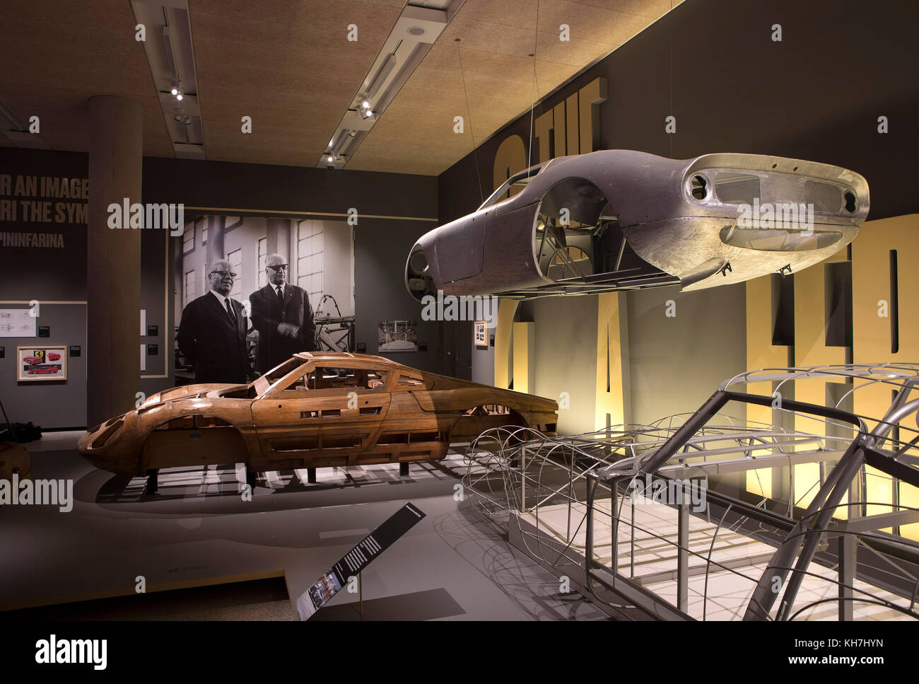 London, Großbritannien. 14 Nov, 2017. Ferrari Ausstellung 'unter die Haut' im Design Museum, London: Rechts: Aluminium Gehäuse für den Ferrari 250 LM, 1964 Links: Holz- Modell für den Ferrari 365 p von Pininfarina 1966 Credit: ilpo Musto/alamy leben Nachrichten Stockfoto