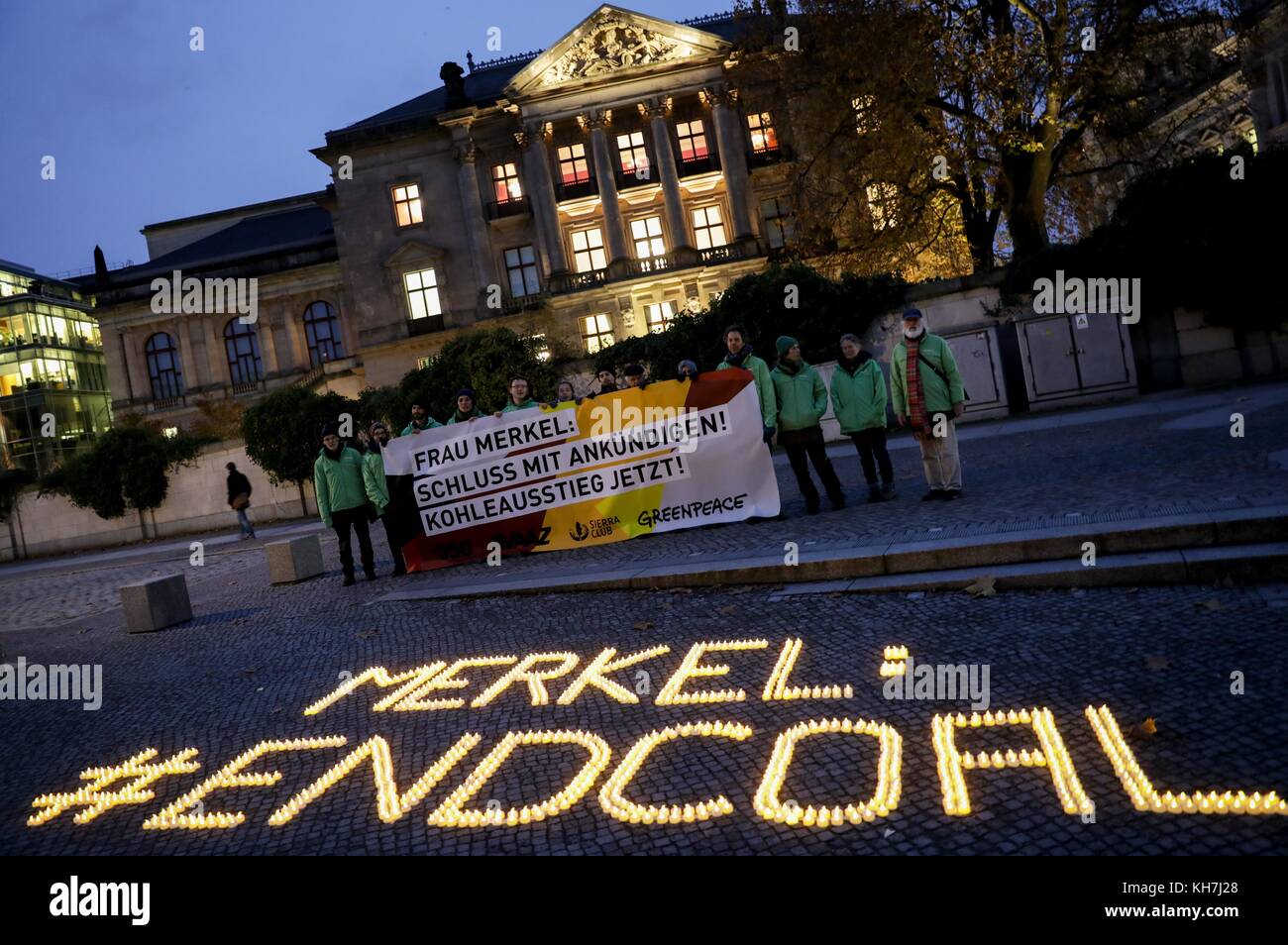 Berlin, Deutschland. 14 Nov, 2017 Greenpeace Aktivisten für die fossilen demonstrieren - Kraftstoff Phase-out während der sondierungsgespräche von Deutschlands Christlich Demokratische Union (CDU), die Christlich Soziale Union in Bayern (CSU), Freie Demokratische Partei (FDP) und die Grüne Partei vor der Berichte > Gesellschaft (lit. Parlamentarische Gesellschaft) in Berlin, Deutschland, 14. November 2017. Credit: Kay nietfeld/dpa/alamy leben Nachrichten Stockfoto