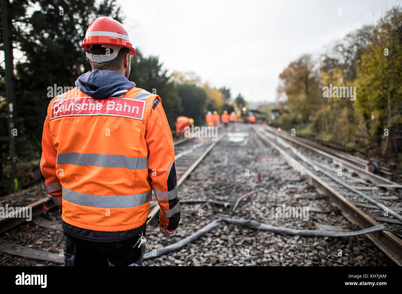 Ein Bauarbeiter Der Deutschen Bahn Steht Zwischen Den Schienen An Den Bahnhof Essen Hugel Deutschland 14 November 2017 Durch Bergbau Schaden Der Bahnlinie S6 Im Essener Suden Bleibt Gesperrt Bis Voraussichtlich Mitte April