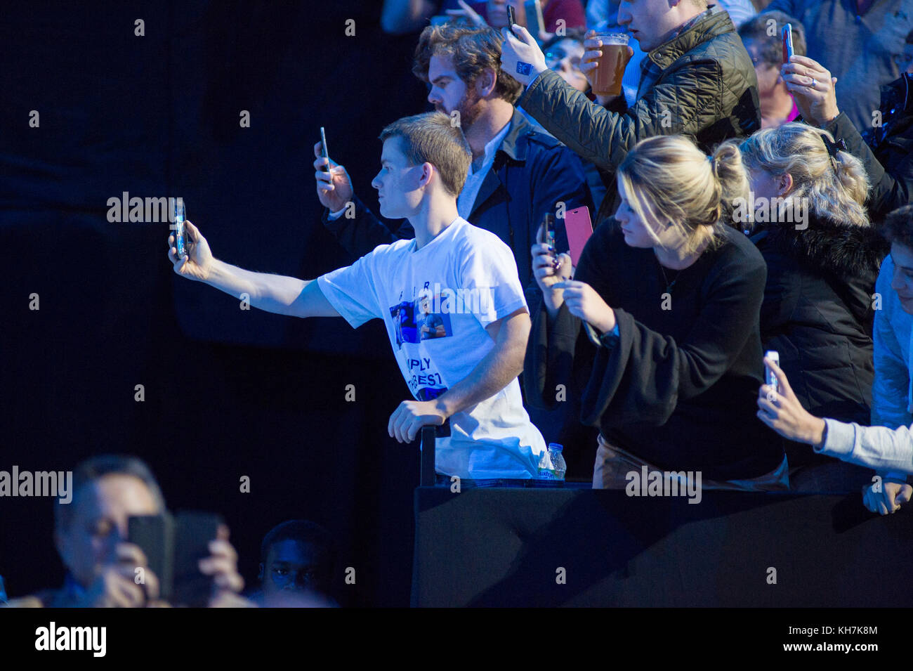 O2, London, Großbritannien. 14. November 2017. Tag 3 des Nitto ATP Finals, abendliches Einzelspiel, Roger Federer (SUI) gegen Alexander Zverev (GER). Der sechsfache Champion Roger Federer erreicht die letzten vier, nachdem er 7-6 (8:6) 5-7 6-1 in einem Spiel von 2 Stunden und 13 Minuten gewonnen hat. Foto: Fans mit Handykameras sehen Federer auf dem Mittelfeld an. Quelle: Malcolm Park/Alamy Live News. Stockfoto