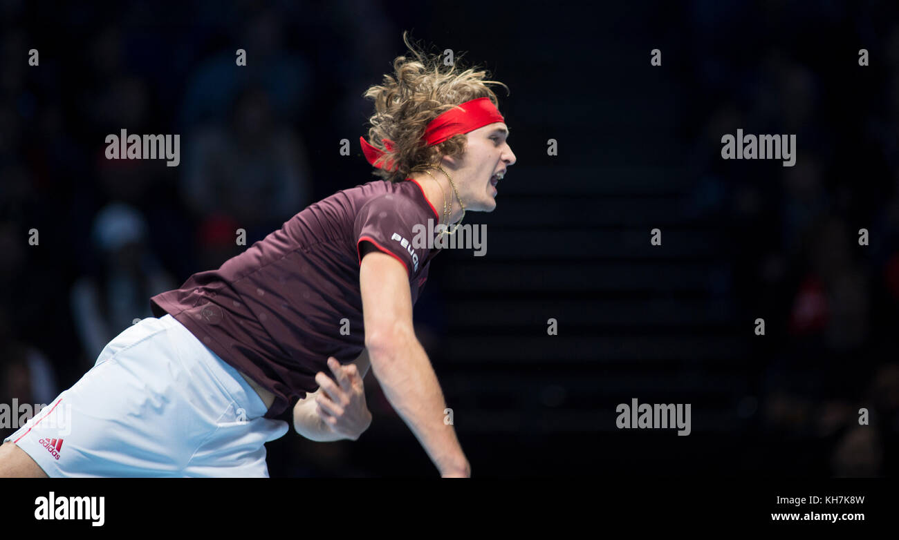 O2, London, Großbritannien. 14. November 2017. Tag 3 des Nitto ATP Finals, abendliches Einzelspiel, Roger Federer (SUI) gegen Alexander Zverev (GER). Der sechsfache Champion Roger Federer erreicht die letzten vier, nachdem er 7-6 (8:6) 5-7 6-1 in einem Spiel von 2 Stunden und 13 Minuten gewonnen hat. Quelle: Malcolm Park/Alamy Live News. Stockfoto