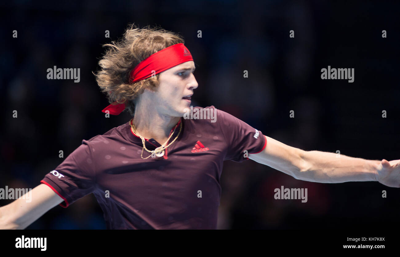 O2, London, Großbritannien. 14. November 2017. Tag 3 des Nitto ATP Finals, abendliches Einzelspiel, Roger Federer (SUI) gegen Alexander Zverev (GER). Der sechsfache Champion Roger Federer erreicht die letzten vier, nachdem er 7-6 (8:6) 5-7 6-1 in einem Spiel von 2 Stunden und 13 Minuten gewonnen hat. Quelle: Malcolm Park/Alamy Live News. Stockfoto