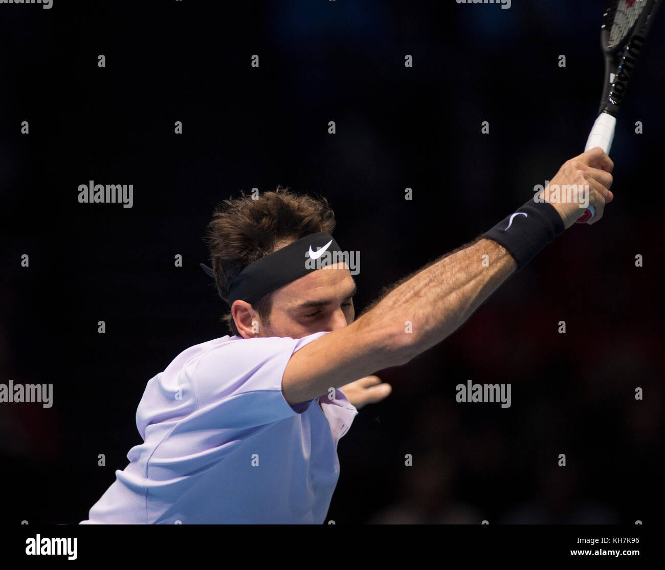 O2, London, Großbritannien. 14. November 2017. Tag 3 des Nitto ATP Finals, abendliches Einzelspiel, Roger Federer (SUI) gegen Alexander Zverev (GER). Der sechsfache Champion Roger Federer erreicht die letzten vier, nachdem er 7-6 (8:6) 5-7 6-1 in einem Spiel von 2 Stunden und 13 Minuten gewonnen hat. Quelle: Malcolm Park/Alamy Live News. Stockfoto