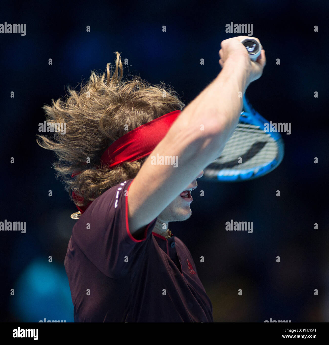 O2, London, Großbritannien. 14. November 2017. Tag 3 des Nitto ATP Finals, abendliches Einzelspiel, Roger Federer (SUI) gegen Alexander Zverev (GER). Der sechsfache Champion Roger Federer erreicht die letzten vier, nachdem er 7-6 (8:6) 5-7 6-1 in einem Spiel von 2 Stunden und 13 Minuten gewonnen hat. Quelle: Malcolm Park/Alamy Live News. Stockfoto