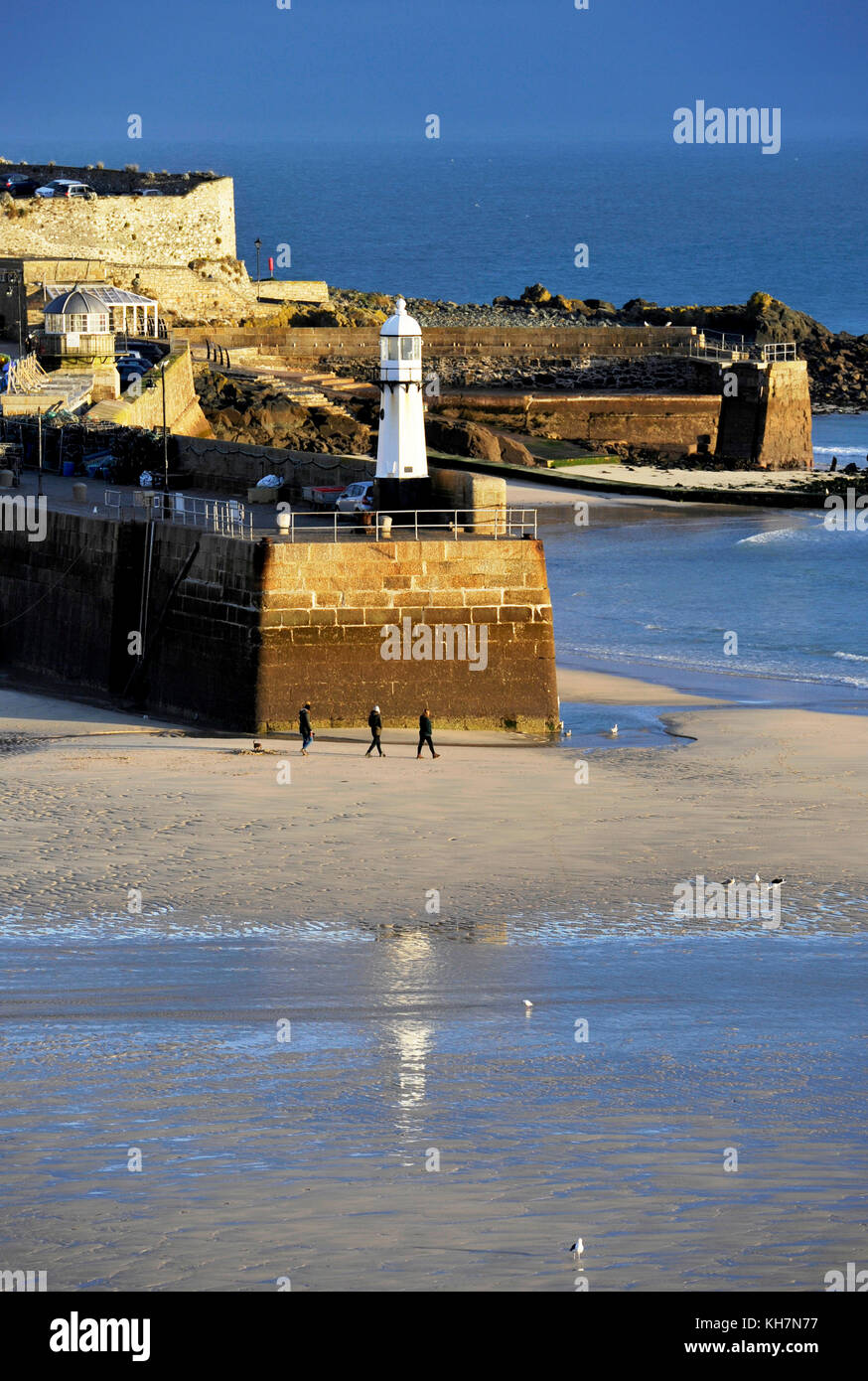 St Ives Cornwall, Großbritannien. November 2017. Ein wunderschöner sonniger Morgen in St Ives in Cornwall, aber die Prognose ist für Regen in den nächsten paar Tagen der kleine weiße Leuchtturm am Ende des Smeatons Pier in St. Ives wurde 1890 gebaut Stockfoto