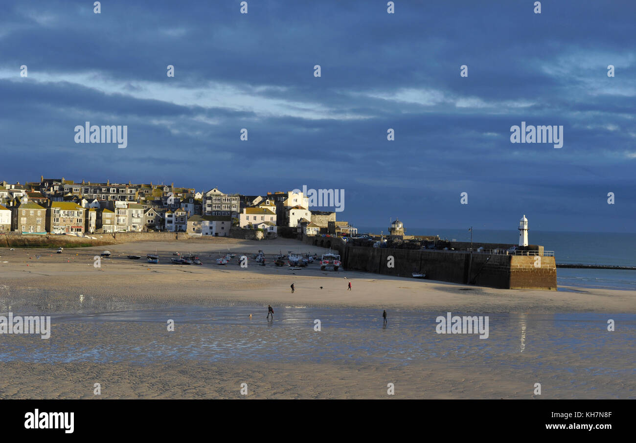 St Ives Cornwall, Großbritannien. November 2017. Ein wunderschöner sonniger Morgen in St Ives in Cornwall, aber die Prognose ist für Regen in den nächsten paar Tagen. Credit: Der kleine weiße Leuchtturm am Ende des Smeatons Pier in St. Ives wurde 1890 gebaut Simon Dack/Alamy Live News Stockfoto