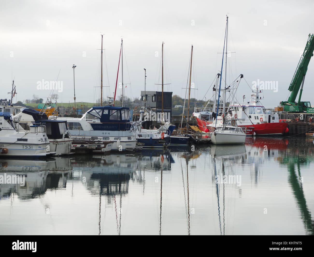 Queenborough, Kent, UK. 15 Nov, 2017. UK Wetter: Eine ruhige und relativ milden November Tag in der historischen Stadt Queenborough auf der Insel Sheppey. Boote in Queenborough Creek. Credit: James Bell/Alamy leben Nachrichten Stockfoto