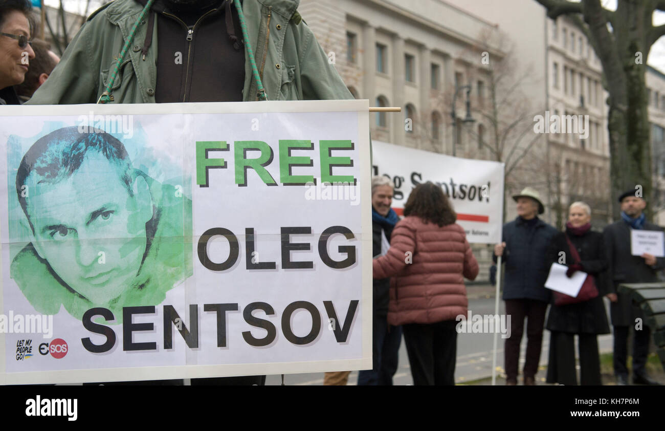 Berlin, Deutschland. November 2017. "Freier Oleg Sentsov", geschrieben auf den Spruchbändern der Demonstranten, die vor der russischen Botschaft während eines Protestes in Berlin, Deutschland, am 15. November 2017 abgebildet sind. Die Demonstranten forderten die Freilassung des ukrainischen Filmemachers Oleg Senzov. Er wurde während einer friedlichen Demonstration gegen die russische Besetzung der Schwarzen Meer-Halbinsel Krim verhaftet und 2015 zu 20 Jahren Haft verurteilt. Der SCHREIBMASCHINENVERBAND rief vor der russischen Botschaft zum Protest auf. Quelle: Paul Zinken/dpa/Alamy Live News Stockfoto