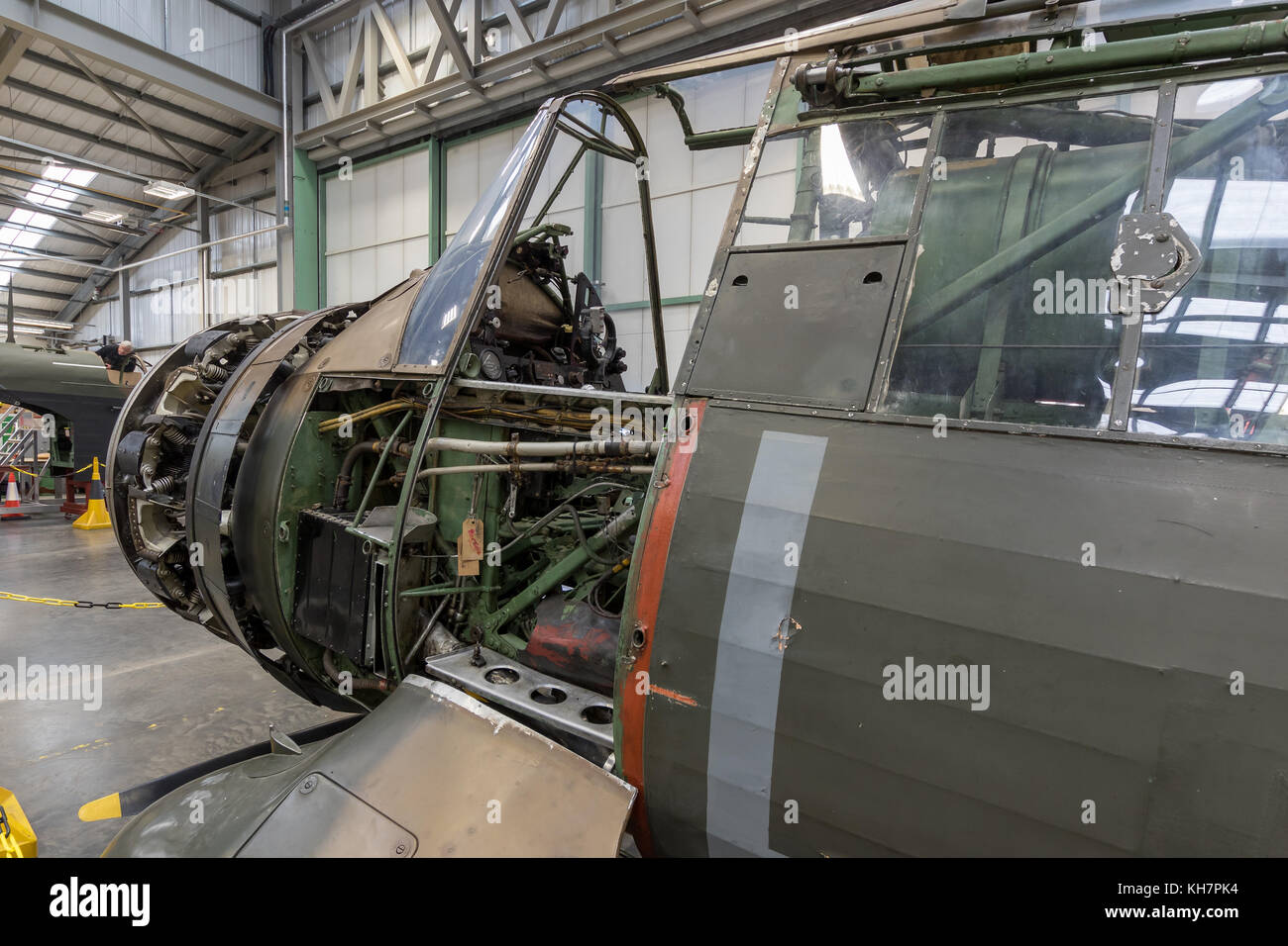 RAF Cosford, UK. 15 Nov, 2017. RAF Museum, Cosford, GB. 15. November 2017. Für drei Stunden am Tag und nur für eine Woche jeden November, Conservation Center der RAF Museum öffnet seine Türen für Besucher für Der Zugang zu Luftfahrzeugen, die in der Erhaltung Hangar. Besucher sind in der Lage, hinter den Kulissen die Fortschritte bei einer Reihe von Luftfahrzeugen, die in diesem Jahr mit einem Ex-rote Pfeile Mücke, Lysander, LVG, Wellington Bomber und Hampden Bomber zusammen mit anderen Objekten und Artefakten einschließlich einer Reihe Sicherheit starten zu sehen. Credit: Paul Bündel/Alamy leben Nachrichten Stockfoto