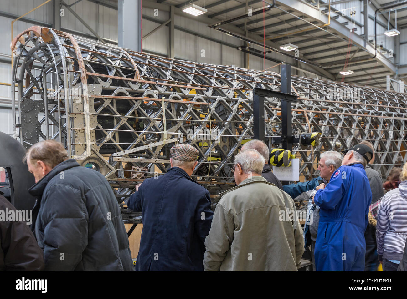 RAF Cosford, Großbritannien. November 2017. Im November öffnet das Schutzzentrum des RAF Museums seine Türen für Besucher, die im Schutzhangar Zugang zu Flugzeugen haben. Die Besucher können den Fortschritt hinter den Kulissen einer Reihe von Flugzeugen sehen, zu denen in diesem Jahr ein ehemaliger Red Arrows Gnat, Lysander, LVG, Wellington Bomber und Hampden Bomber sowie andere Objekte und Artefakte gehören, darunter ein Range Safety Launch. Kredit: Paul Bunch/Alamy Live Nachrichten Stockfoto