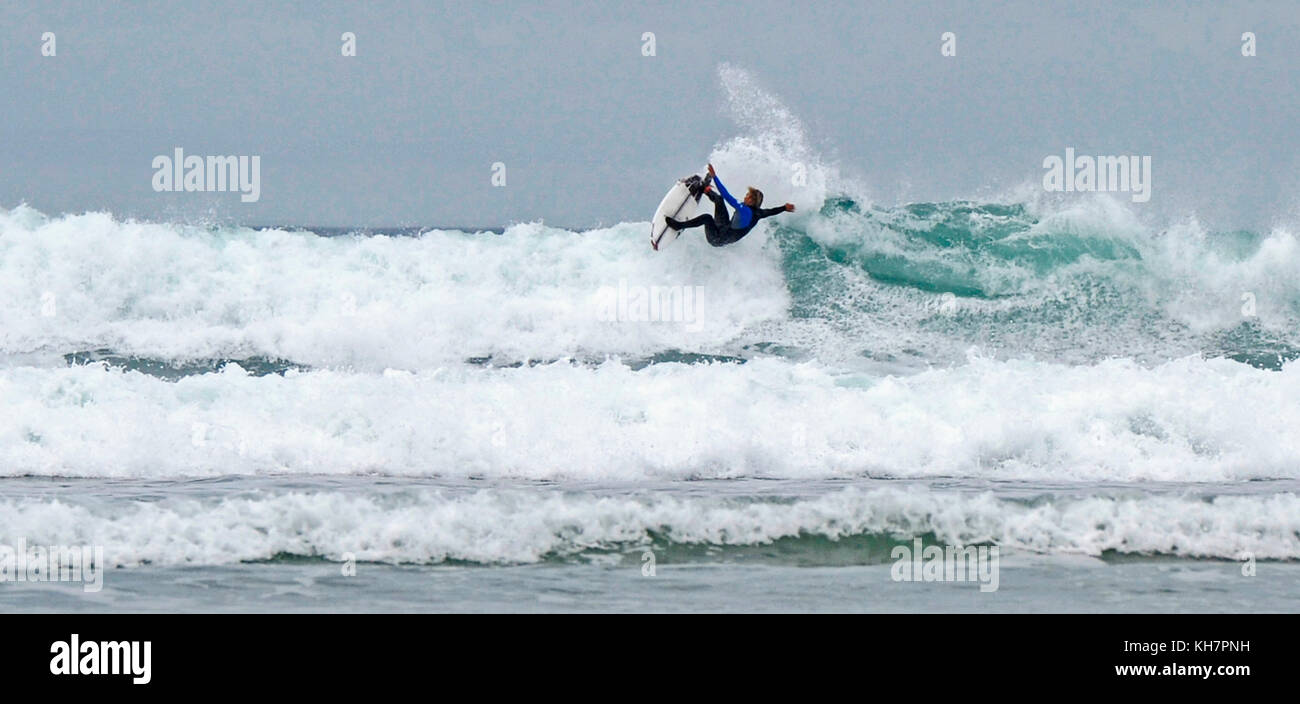 St Ives Cornwall UK 15. November 2017 - Surfer die Wellen aus godrevy Beach in der Nähe von St Ives in Cornwall heute Foto von Simon dack Credit: Simon dack/alamy leben Nachrichten Stockfoto