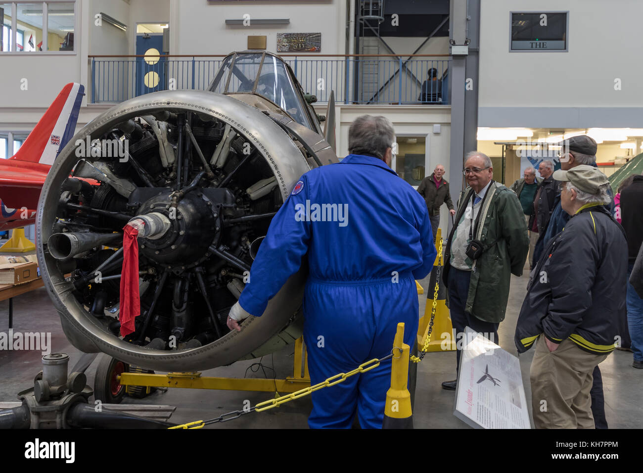 RAF Cosford, UK. 15 Nov, 2017. RAF Museum, Cosford, GB. 15. November 2017. Für drei Stunden am Tag und nur für eine Woche jeden November, Conservation Center der RAF Museum öffnet seine Türen für Besucher für Der Zugang zu Luftfahrzeugen, die in der Erhaltung Hangar. Besucher sind in der Lage, hinter den Kulissen die Fortschritte bei einer Reihe von Luftfahrzeugen, die in diesem Jahr mit einem Ex-rote Pfeile Mücke, Lysander, LVG, Wellington Bomber und Hampden Bomber zusammen mit anderen Objekten und Artefakten einschließlich einer Reihe Sicherheit starten zu sehen. Credit: Paul Bündel/Alamy leben Nachrichten Stockfoto