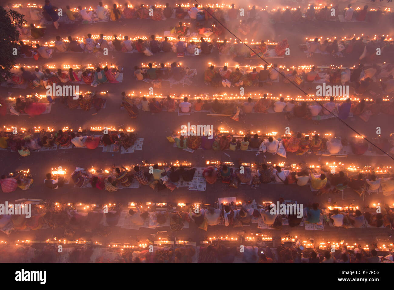 Dhaka, Bangladesch. 14. November 2017. Anhänger besuchen Gebet mit Räucherstäbchen und leichte Öl-Lampen vor dem Fasten während ein religiöses Fest am 14. November 2017 genannten Rakher Upabash in der Nähe von Dhaka. Bengalischen Volkes des hinduistischen Glaubens in Bangladesch sitzen im Gebet zur Feier des 18. Jahrhunderts hinduistischen heiligen Baba Lokenath mit einem 'Rakher Upobas "Gebet und Fasten Tag jedes Jahr Tausende von hinduistischen Gläubigen vor Shri Shri Lokenath Brahmachari Ashram Tempel für die Rakher Upobash religiöses Fest in Barodi sammeln, in der Nähe von Dhaka, Bangladesch. Credit: Azim Khan Ronnie/Alamy leben Nachrichten Stockfoto Dhaka, Bangladesch. 14. November 2017. Anhänger besuchen Gebet mit Räucherstäbchen und leichte Öl-Lampen vor dem Fasten während ein religiöses Fest am 14. November 2017 genannten Rakher Upabash in der Nähe von Dhaka. Bengalischen Volkes des hinduistischen Glaubens in Bangladesch sitzen im Gebet zur Feier des 18. Jahrhunderts hinduistischen heiligen Baba Lokenath mit einem 'Rakher Upobas "Gebet und Fasten Tag jedes Jahr Tausende von hinduistischen Gläubigen vor Shri Shri Lokenath Brahmachari Ashram Tempel für die Rakher Upobash religiöses Fest in Barodi sammeln, in der Nähe von Dhaka, Bangladesch. Credit: Azim Khan Ronnie/Alamy leben Nachrichten Stockfoto