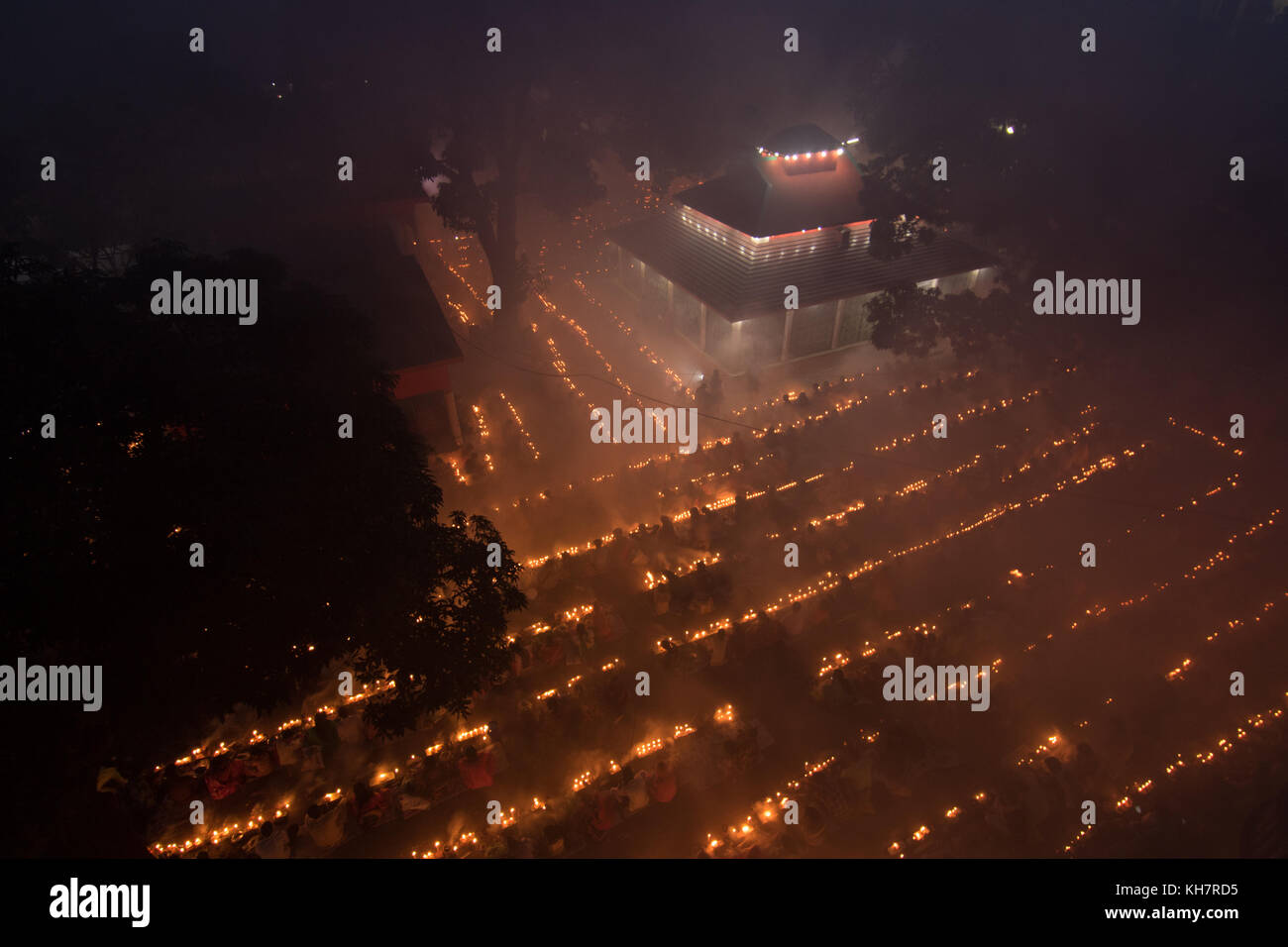 Dhaka, Bangladesch. 14. November 2017. Anhänger besuchen Gebet mit Räucherstäbchen und leichte Öl-Lampen vor dem Fasten während ein religiöses Fest am 14. November 2017 genannten Rakher Upabash in der Nähe von Dhaka. Bengalischen Volkes des hinduistischen Glaubens in Bangladesch sitzen im Gebet zur Feier des 18. Jahrhunderts hinduistischen heiligen Baba Lokenath mit einem 'Rakher Upobas "Gebet und Fasten Tag jedes Jahr Tausende von hinduistischen Gläubigen vor Shri Shri Lokenath Brahmachari Ashram Tempel für die Rakher Upobash religiöses Fest in Barodi sammeln, in der Nähe von Dhaka, Bangladesch. Credit: Azim Khan Ronnie/Alamy leben Nachrichten Stockfoto Dhaka, Bangladesch. 14. November 2017. Anhänger besuchen Gebet mit Räucherstäbchen und leichte Öl-Lampen vor dem Fasten während ein religiöses Fest am 14. November 2017 genannten Rakher Upabash in der Nähe von Dhaka. Bengalischen Volkes des hinduistischen Glaubens in Bangladesch sitzen im Gebet zur Feier des 18. Jahrhunderts hinduistischen heiligen Baba Lokenath mit einem 'Rakher Upobas "Gebet und Fasten Tag jedes Jahr Tausende von hinduistischen Gläubigen vor Shri Shri Lokenath Brahmachari Ashram Tempel für die Rakher Upobash religiöses Fest in Barodi sammeln, in der Nähe von Dhaka, Bangladesch. Credit: Azim Khan Ronnie/Alamy leben Nachrichten Stockfoto