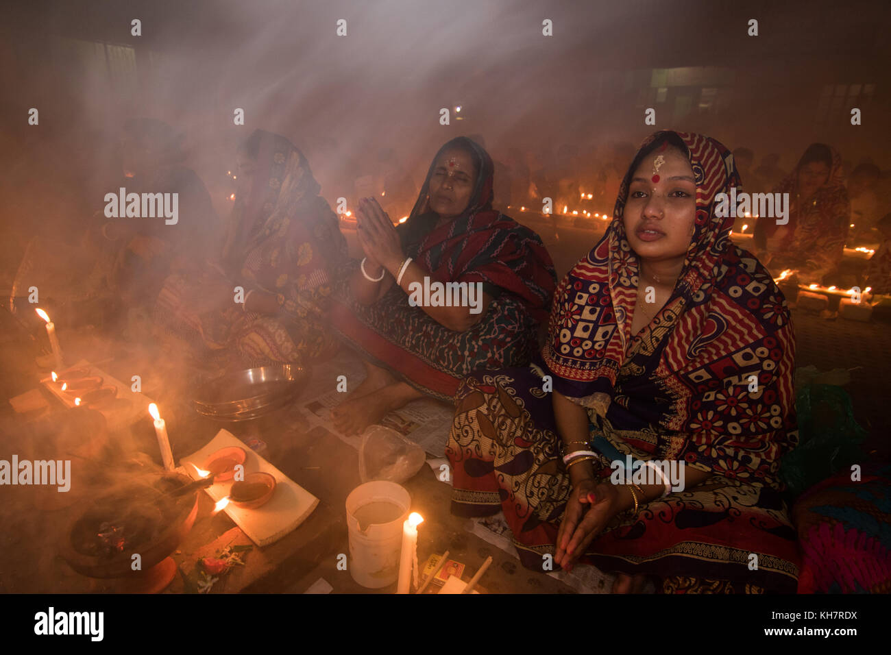 Dhaka, Bangladesch. 14. November 2017. Anhänger besuchen Gebet mit Räucherstäbchen und leichte Öl-Lampen vor dem Fasten während ein religiöses Fest am 14. November 2017 genannten Rakher Upabash in der Nähe von Dhaka. Bengalischen Volkes des hinduistischen Glaubens in Bangladesch sitzen im Gebet zur Feier des 18. Jahrhunderts hinduistischen heiligen Baba Lokenath mit einem 'Rakher Upobas "Gebet und Fasten Tag jedes Jahr Tausende von hinduistischen Gläubigen vor Shri Shri Lokenath Brahmachari Ashram Tempel für die Rakher Upobash religiöses Fest in Barodi sammeln, in der Nähe von Dhaka, Bangladesch. Credit: Azim Khan Ronnie/Alamy leben Nachrichten Stockfoto Dhaka, Bangladesch. 14. November 2017. Anhänger besuchen Gebet mit Räucherstäbchen und leichte Öl-Lampen vor dem Fasten während ein religiöses Fest am 14. November 2017 genannten Rakher Upabash in der Nähe von Dhaka. Bengalischen Volkes des hinduistischen Glaubens in Bangladesch sitzen im Gebet zur Feier des 18. Jahrhunderts hinduistischen heiligen Baba Lokenath mit einem 'Rakher Upobas "Gebet und Fasten Tag jedes Jahr Tausende von hinduistischen Gläubigen vor Shri Shri Lokenath Brahmachari Ashram Tempel für die Rakher Upobash religiöses Fest in Barodi sammeln, in der Nähe von Dhaka, Bangladesch. Credit: Azim Khan Ronnie/Alamy leben Nachrichten Stockfoto