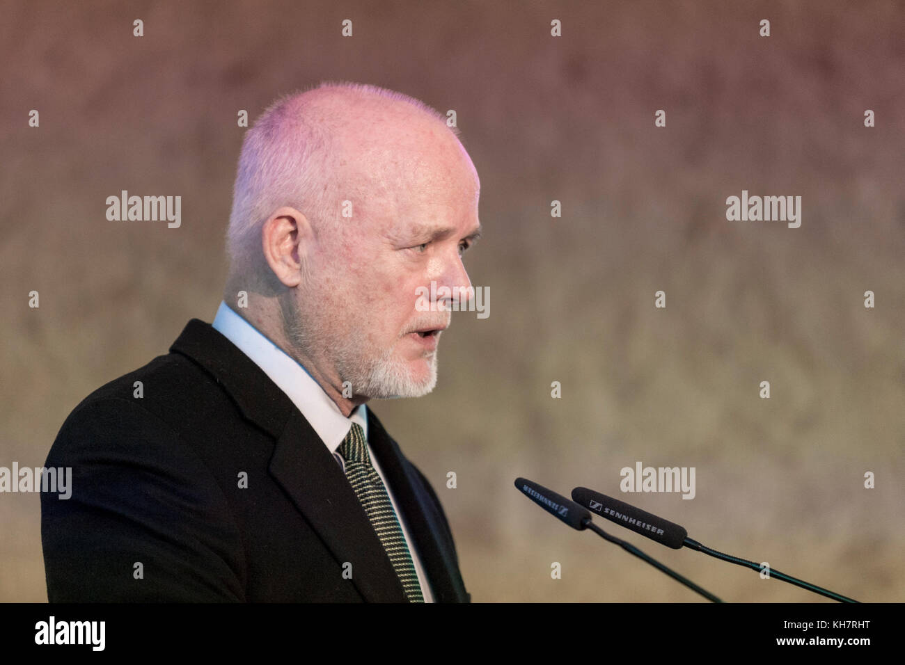 Bonn, Deutschland. 15 Nov, 2017. Peter Thompson, UN-Sonderbeauftragten bei der COP 23 Fidschi Konferenz in Bonn am 15. November 2017. COP 23 ist durch die UN-Rahmenkonvention zum Klimawandel. Credit: Dominika Zarzycka/Alamy leben Nachrichten Stockfoto