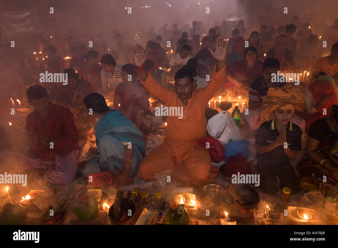 Dhaka, Bangladesch. 14. November 2017. Anhänger besuchen Gebet mit Räucherstäbchen und leichte Öl-Lampen vor dem Fasten während ein religiöses Fest am 14. November 2017 genannten Rakher Upabash in der Nähe von Dhaka. Bengalischen Volkes des hinduistischen Glaubens in Bangladesch sitzen im Gebet zur Feier des 18. Jahrhunderts hinduistischen heiligen Baba Lokenath mit einem 'Rakher Upobas "Gebet und Fasten Tag jedes Jahr Tausende von hinduistischen Gläubigen vor Shri Shri Lokenath Brahmachari Ashram Tempel für die Rakher Upobash religiöses Fest in Barodi sammeln, in der Nähe von Dhaka, Bangladesch. Credit: Azim Khan Ronnie/Alamy leben Nachrichten Stockfoto Dhaka, Bangladesch. 14. November 2017. Anhänger besuchen Gebet mit Räucherstäbchen und leichte Öl-Lampen vor dem Fasten während ein religiöses Fest am 14. November 2017 genannten Rakher Upabash in der Nähe von Dhaka. Bengalischen Volkes des hinduistischen Glaubens in Bangladesch sitzen im Gebet zur Feier des 18. Jahrhunderts hinduistischen heiligen Baba Lokenath mit einem 'Rakher Upobas "Gebet und Fasten Tag jedes Jahr Tausende von hinduistischen Gläubigen vor Shri Shri Lokenath Brahmachari Ashram Tempel für die Rakher Upobash religiöses Fest in Barodi sammeln, in der Nähe von Dhaka, Bangladesch. Credit: Azim Khan Ronnie/Alamy leben Nachrichten Stockfoto