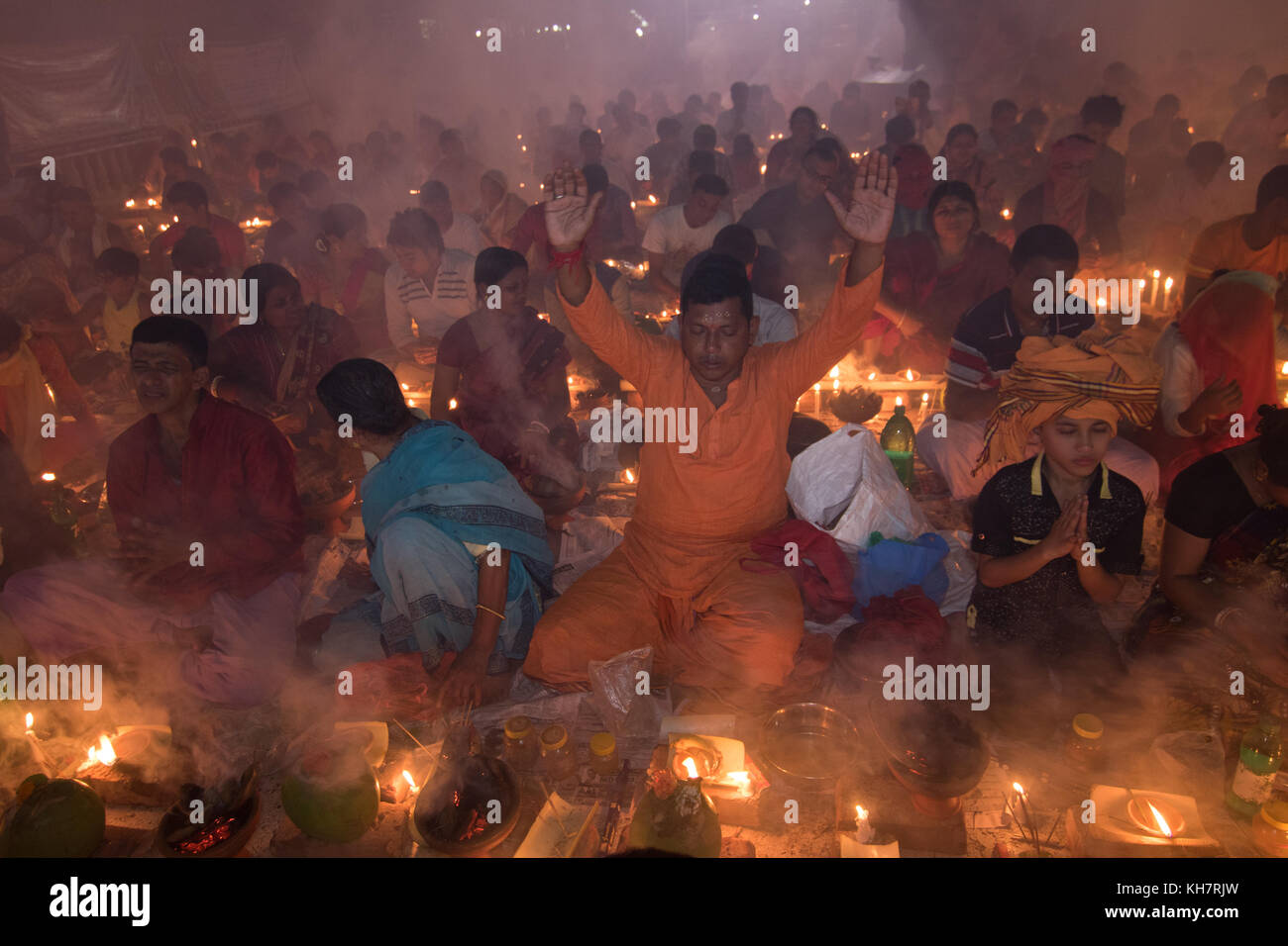 Dhaka, Bangladesch. 14. November 2017. Anhänger besuchen Gebet mit Räucherstäbchen und leichte Öl-Lampen vor dem Fasten während ein religiöses Fest am 14. November 2017 genannten Rakher Upabash in der Nähe von Dhaka. Bengalischen Volkes des hinduistischen Glaubens in Bangladesch sitzen im Gebet zur Feier des 18. Jahrhunderts hinduistischen heiligen Baba Lokenath mit einem 'Rakher Upobas "Gebet und Fasten Tag jedes Jahr Tausende von hinduistischen Gläubigen vor Shri Shri Lokenath Brahmachari Ashram Tempel für die Rakher Upobash religiöses Fest in Barodi sammeln, in der Nähe von Dhaka, Bangladesch. Credit: Azim Khan Ronnie/Alamy leben Nachrichten Stockfoto Dhaka, Bangladesch. 14. November 2017. Anhänger besuchen Gebet mit Räucherstäbchen und leichte Öl-Lampen vor dem Fasten während ein religiöses Fest am 14. November 2017 genannten Rakher Upabash in der Nähe von Dhaka. Bengalischen Volkes des hinduistischen Glaubens in Bangladesch sitzen im Gebet zur Feier des 18. Jahrhunderts hinduistischen heiligen Baba Lokenath mit einem 'Rakher Upobas "Gebet und Fasten Tag jedes Jahr Tausende von hinduistischen Gläubigen vor Shri Shri Lokenath Brahmachari Ashram Tempel für die Rakher Upobash religiöses Fest in Barodi sammeln, in der Nähe von Dhaka, Bangladesch. Credit: Azim Khan Ronnie/Alamy leben Nachrichten Stockfoto
