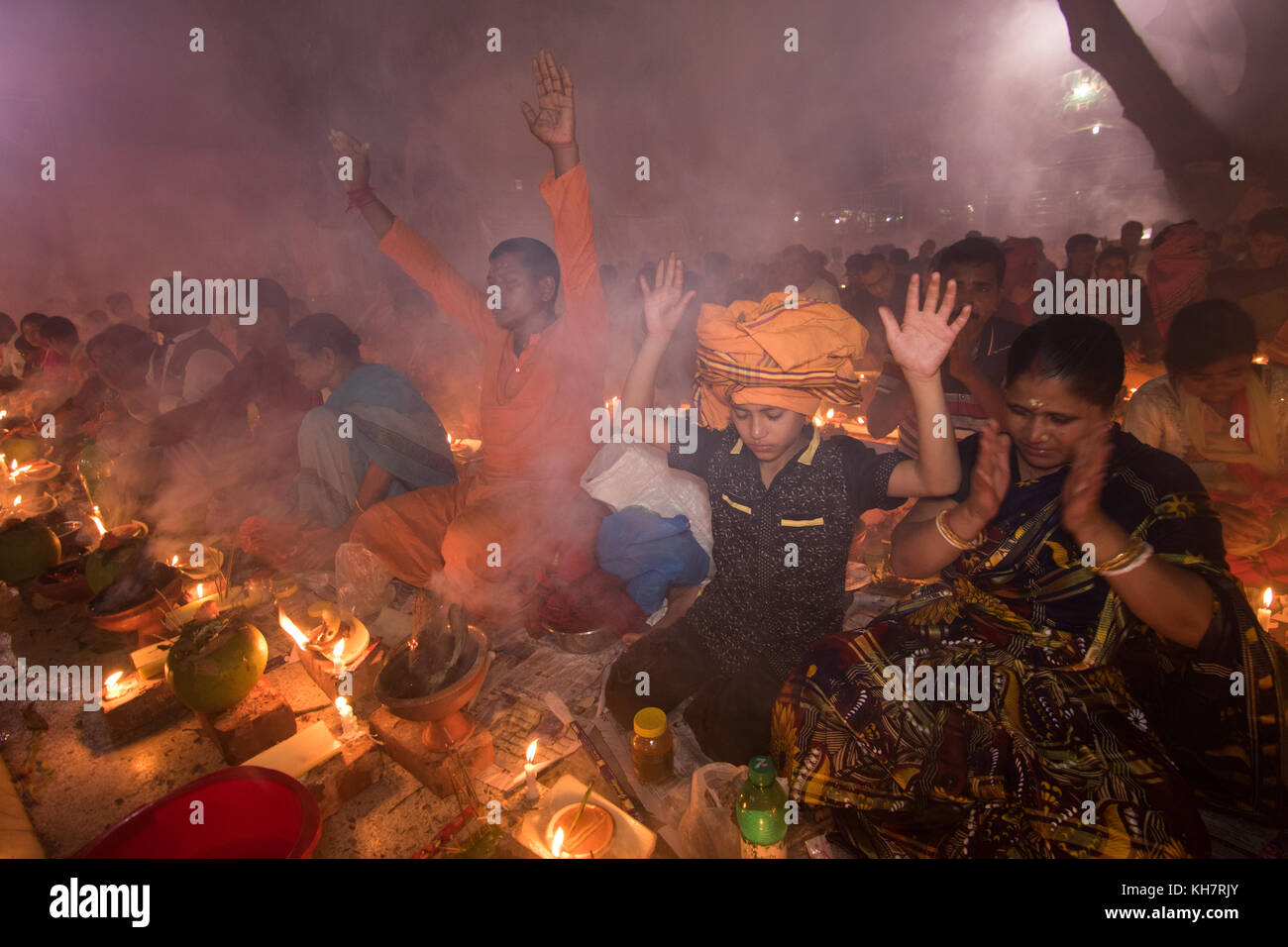 Dhaka, Bangladesch. 14. November 2017. Anhänger besuchen Gebet mit Räucherstäbchen und leichte Öl-Lampen vor dem Fasten während ein religiöses Fest am 14. November 2017 genannten Rakher Upabash in der Nähe von Dhaka. Bengalischen Volkes des hinduistischen Glaubens in Bangladesch sitzen im Gebet zur Feier des 18. Jahrhunderts hinduistischen heiligen Baba Lokenath mit einem 'Rakher Upobas "Gebet und Fasten Tag jedes Jahr Tausende von hinduistischen Gläubigen vor Shri Shri Lokenath Brahmachari Ashram Tempel für die Rakher Upobash religiöses Fest in Barodi sammeln, in der Nähe von Dhaka, Bangladesch. Credit: Azim Khan Ronnie/Alamy leben Nachrichten Stockfoto Dhaka, Bangladesch. 14. November 2017. Anhänger besuchen Gebet mit Räucherstäbchen und leichte Öl-Lampen vor dem Fasten während ein religiöses Fest am 14. November 2017 genannten Rakher Upabash in der Nähe von Dhaka. Bengalischen Volkes des hinduistischen Glaubens in Bangladesch sitzen im Gebet zur Feier des 18. Jahrhunderts hinduistischen heiligen Baba Lokenath mit einem 'Rakher Upobas "Gebet und Fasten Tag jedes Jahr Tausende von hinduistischen Gläubigen vor Shri Shri Lokenath Brahmachari Ashram Tempel für die Rakher Upobash religiöses Fest in Barodi sammeln, in der Nähe von Dhaka, Bangladesch. Credit: Azim Khan Ronnie/Alamy leben Nachrichten Stockfoto
