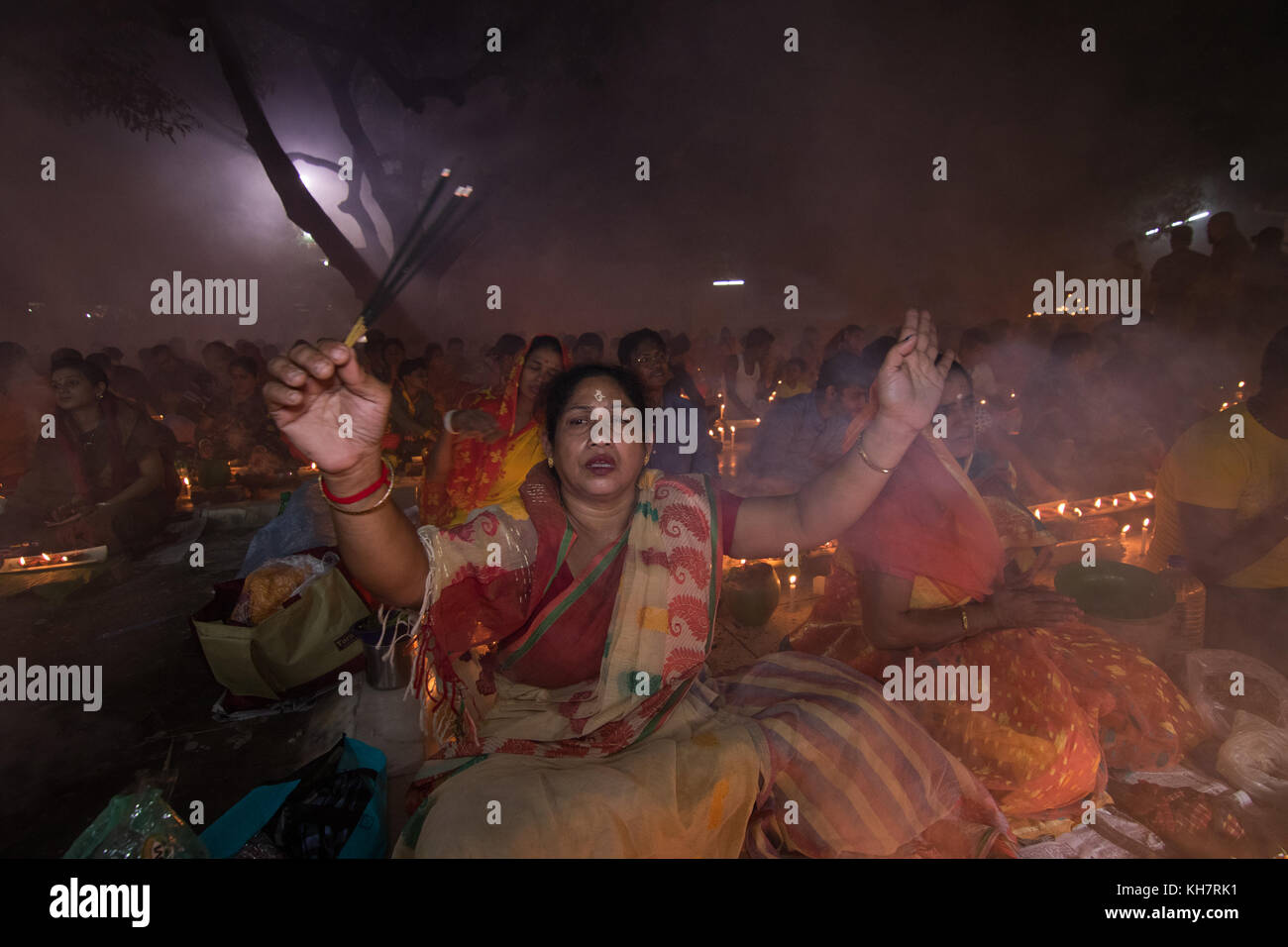 Dhaka, Bangladesch. 14. November 2017. Anhänger besuchen Gebet mit Räucherstäbchen und leichte Öl-Lampen vor dem Fasten während ein religiöses Fest am 14. November 2017 genannten Rakher Upabash in der Nähe von Dhaka. Bengalischen Volkes des hinduistischen Glaubens in Bangladesch sitzen im Gebet zur Feier des 18. Jahrhunderts hinduistischen heiligen Baba Lokenath mit einem 'Rakher Upobas "Gebet und Fasten Tag jedes Jahr Tausende von hinduistischen Gläubigen vor Shri Shri Lokenath Brahmachari Ashram Tempel für die Rakher Upobash religiöses Fest in Barodi sammeln, in der Nähe von Dhaka, Bangladesch. Credit: Azim Khan Ronnie/Alamy leben Nachrichten Stockfoto Dhaka, Bangladesch. 14. November 2017. Anhänger besuchen Gebet mit Räucherstäbchen und leichte Öl-Lampen vor dem Fasten während ein religiöses Fest am 14. November 2017 genannten Rakher Upabash in der Nähe von Dhaka. Bengalischen Volkes des hinduistischen Glaubens in Bangladesch sitzen im Gebet zur Feier des 18. Jahrhunderts hinduistischen heiligen Baba Lokenath mit einem 'Rakher Upobas "Gebet und Fasten Tag jedes Jahr Tausende von hinduistischen Gläubigen vor Shri Shri Lokenath Brahmachari Ashram Tempel für die Rakher Upobash religiöses Fest in Barodi sammeln, in der Nähe von Dhaka, Bangladesch. Credit: Azim Khan Ronnie/Alamy leben Nachrichten Stockfoto