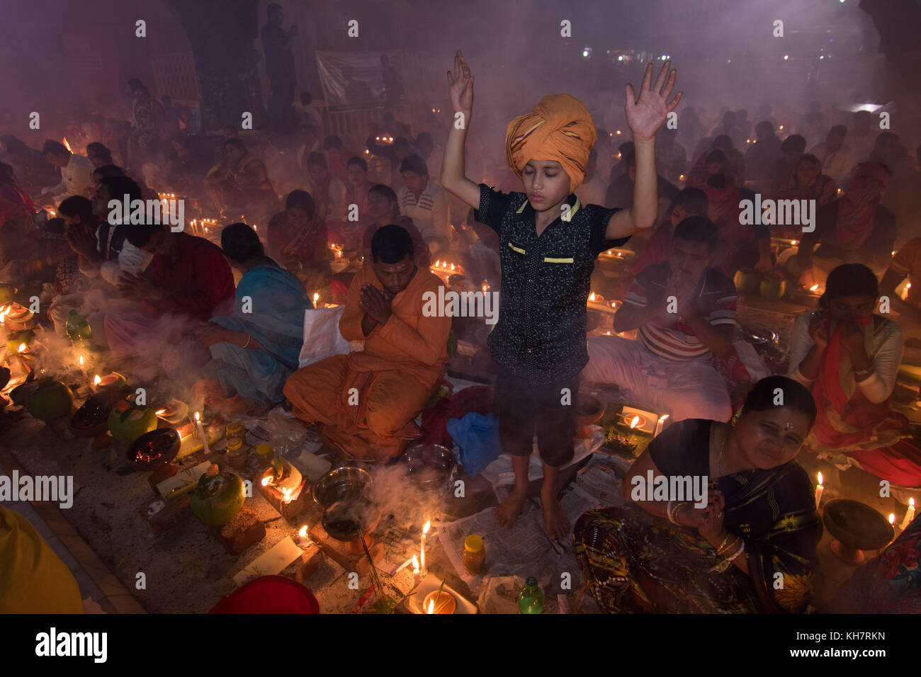Dhaka, Bangladesch. 14. November 2017. Anhänger besuchen Gebet mit Räucherstäbchen und leichte Öl-Lampen vor dem Fasten während ein religiöses Fest am 14. November 2017 genannten Rakher Upabash in der Nähe von Dhaka. Bengalischen Volkes des hinduistischen Glaubens in Bangladesch sitzen im Gebet zur Feier des 18. Jahrhunderts hinduistischen heiligen Baba Lokenath mit einem 'Rakher Upobas "Gebet und Fasten Tag jedes Jahr Tausende von hinduistischen Gläubigen vor Shri Shri Lokenath Brahmachari Ashram Tempel für die Rakher Upobash religiöses Fest in Barodi sammeln, in der Nähe von Dhaka, Bangladesch. Credit: Azim Khan Ronnie/Alamy leben Nachrichten Stockfoto Dhaka, Bangladesch. 14. November 2017. Anhänger besuchen Gebet mit Räucherstäbchen und leichte Öl-Lampen vor dem Fasten während ein religiöses Fest am 14. November 2017 genannten Rakher Upabash in der Nähe von Dhaka. Bengalischen Volkes des hinduistischen Glaubens in Bangladesch sitzen im Gebet zur Feier des 18. Jahrhunderts hinduistischen heiligen Baba Lokenath mit einem 'Rakher Upobas "Gebet und Fasten Tag jedes Jahr Tausende von hinduistischen Gläubigen vor Shri Shri Lokenath Brahmachari Ashram Tempel für die Rakher Upobash religiöses Fest in Barodi sammeln, in der Nähe von Dhaka, Bangladesch. Credit: Azim Khan Ronnie/Alamy leben Nachrichten Stockfoto