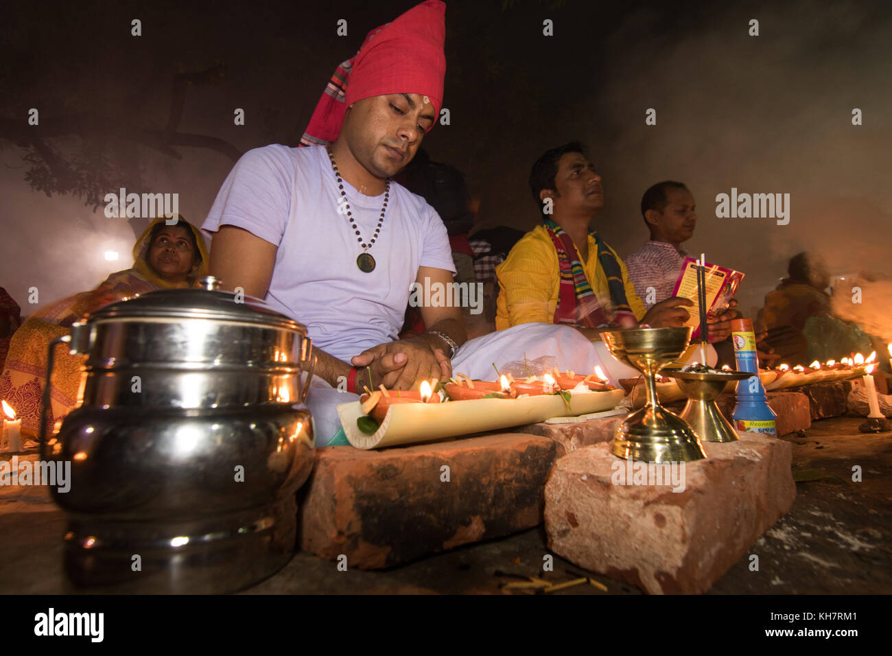Dhaka, Bangladesch. 14. November 2017. Anhänger besuchen Gebet mit Räucherstäbchen und leichte Öl-Lampen vor dem Fasten während ein religiöses Fest am 14. November 2017 genannten Rakher Upabash in der Nähe von Dhaka. Bengalischen Volkes des hinduistischen Glaubens in Bangladesch sitzen im Gebet zur Feier des 18. Jahrhunderts hinduistischen heiligen Baba Lokenath mit einem 'Rakher Upobas "Gebet und Fasten Tag jedes Jahr Tausende von hinduistischen Gläubigen vor Shri Shri Lokenath Brahmachari Ashram Tempel für die Rakher Upobash religiöses Fest in Barodi sammeln, in der Nähe von Dhaka, Bangladesch. Credit: Azim Khan Ronnie/Alamy leben Nachrichten Stockfoto Dhaka, Bangladesch. 14. November 2017. Anhänger besuchen Gebet mit Räucherstäbchen und leichte Öl-Lampen vor dem Fasten während ein religiöses Fest am 14. November 2017 genannten Rakher Upabash in der Nähe von Dhaka. Bengalischen Volkes des hinduistischen Glaubens in Bangladesch sitzen im Gebet zur Feier des 18. Jahrhunderts hinduistischen heiligen Baba Lokenath mit einem 'Rakher Upobas "Gebet und Fasten Tag jedes Jahr Tausende von hinduistischen Gläubigen vor Shri Shri Lokenath Brahmachari Ashram Tempel für die Rakher Upobash religiöses Fest in Barodi sammeln, in der Nähe von Dhaka, Bangladesch. Credit: Azim Khan Ronnie/Alamy leben Nachrichten Stockfoto