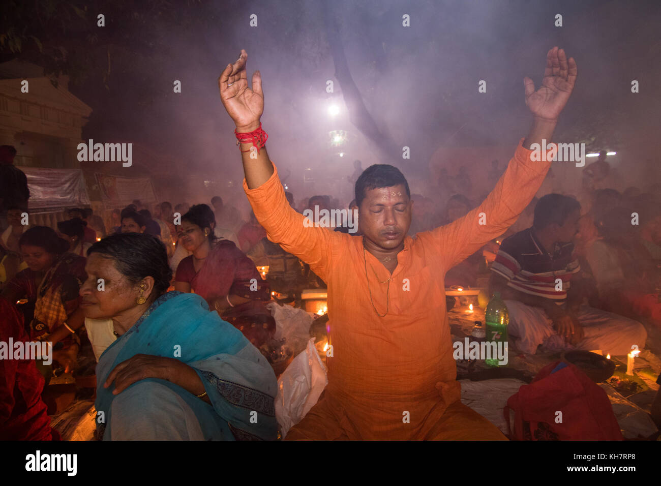 Dhaka, Bangladesch. 14. November 2017. Anhänger besuchen Gebet mit Räucherstäbchen und leichte Öl-Lampen vor dem Fasten während ein religiöses Fest am 14. November 2017 genannten Rakher Upabash in der Nähe von Dhaka. Bengalischen Volkes des hinduistischen Glaubens in Bangladesch sitzen im Gebet zur Feier des 18. Jahrhunderts hinduistischen heiligen Baba Lokenath mit einem 'Rakher Upobas "Gebet und Fasten Tag jedes Jahr Tausende von hinduistischen Gläubigen vor Shri Shri Lokenath Brahmachari Ashram Tempel für die Rakher Upobash religiöses Fest in Barodi sammeln, in der Nähe von Dhaka, Bangladesch. Credit: Azim Khan Ronnie/Alamy leben Nachrichten Stockfoto Dhaka, Bangladesch. 14. November 2017. Anhänger besuchen Gebet mit Räucherstäbchen und leichte Öl-Lampen vor dem Fasten während ein religiöses Fest am 14. November 2017 genannten Rakher Upabash in der Nähe von Dhaka. Bengalischen Volkes des hinduistischen Glaubens in Bangladesch sitzen im Gebet zur Feier des 18. Jahrhunderts hinduistischen heiligen Baba Lokenath mit einem 'Rakher Upobas "Gebet und Fasten Tag jedes Jahr Tausende von hinduistischen Gläubigen vor Shri Shri Lokenath Brahmachari Ashram Tempel für die Rakher Upobash religiöses Fest in Barodi sammeln, in der Nähe von Dhaka, Bangladesch. Credit: Azim Khan Ronnie/Alamy leben Nachrichten Stockfoto