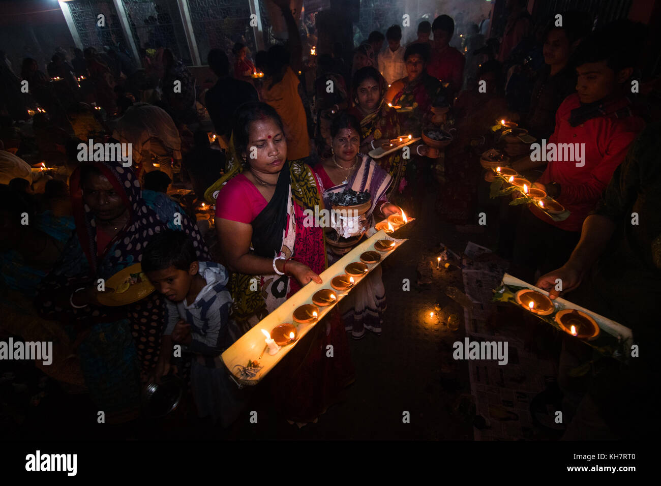 Dhaka, Bangladesch. 14. November 2017. Anhänger besuchen Gebet mit Räucherstäbchen und leichte Öl-Lampen vor dem Fasten während ein religiöses Fest am 14. November 2017 genannten Rakher Upabash in der Nähe von Dhaka. Bengalischen Volkes des hinduistischen Glaubens in Bangladesch sitzen im Gebet zur Feier des 18. Jahrhunderts hinduistischen heiligen Baba Lokenath mit einem 'Rakher Upobas "Gebet und Fasten Tag jedes Jahr Tausende von hinduistischen Gläubigen vor Shri Shri Lokenath Brahmachari Ashram Tempel für die Rakher Upobash religiöses Fest in Barodi sammeln, in der Nähe von Dhaka, Bangladesch. Credit: Azim Khan Ronnie/Alamy leben Nachrichten Stockfoto Dhaka, Bangladesch. 14. November 2017. Anhänger besuchen Gebet mit Räucherstäbchen und leichte Öl-Lampen vor dem Fasten während ein religiöses Fest am 14. November 2017 genannten Rakher Upabash in der Nähe von Dhaka. Bengalischen Volkes des hinduistischen Glaubens in Bangladesch sitzen im Gebet zur Feier des 18. Jahrhunderts hinduistischen heiligen Baba Lokenath mit einem 'Rakher Upobas "Gebet und Fasten Tag jedes Jahr Tausende von hinduistischen Gläubigen vor Shri Shri Lokenath Brahmachari Ashram Tempel für die Rakher Upobash religiöses Fest in Barodi sammeln, in der Nähe von Dhaka, Bangladesch. Credit: Azim Khan Ronnie/Alamy leben Nachrichten Stockfoto