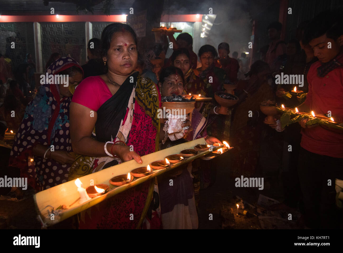 Dhaka, Bangladesch. 14. November 2017. Anhänger besuchen Gebet mit Räucherstäbchen und leichte Öl-Lampen vor dem Fasten während ein religiöses Fest am 14. November 2017 genannten Rakher Upabash in der Nähe von Dhaka. Bengalischen Volkes des hinduistischen Glaubens in Bangladesch sitzen im Gebet zur Feier des 18. Jahrhunderts hinduistischen heiligen Baba Lokenath mit einem 'Rakher Upobas "Gebet und Fasten Tag jedes Jahr Tausende von hinduistischen Gläubigen vor Shri Shri Lokenath Brahmachari Ashram Tempel für die Rakher Upobash religiöses Fest in Barodi sammeln, in der Nähe von Dhaka, Bangladesch. Credit: Azim Khan Ronnie/Alamy leben Nachrichten Stockfoto Dhaka, Bangladesch. 14. November 2017. Anhänger besuchen Gebet mit Räucherstäbchen und leichte Öl-Lampen vor dem Fasten während ein religiöses Fest am 14. November 2017 genannten Rakher Upabash in der Nähe von Dhaka. Bengalischen Volkes des hinduistischen Glaubens in Bangladesch sitzen im Gebet zur Feier des 18. Jahrhunderts hinduistischen heiligen Baba Lokenath mit einem 'Rakher Upobas "Gebet und Fasten Tag jedes Jahr Tausende von hinduistischen Gläubigen vor Shri Shri Lokenath Brahmachari Ashram Tempel für die Rakher Upobash religiöses Fest in Barodi sammeln, in der Nähe von Dhaka, Bangladesch. Credit: Azim Khan Ronnie/Alamy leben Nachrichten Stockfoto