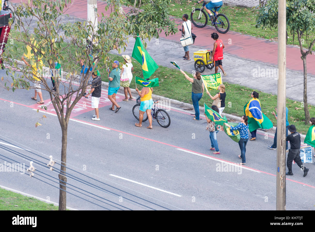 Vitoria, Espirito Santo State, Brasilien - 15. November 2017: Eine kleine Gruppe von Menschen fordert militärische Intervention, um die laufende crysis zu lösen. Kredit: EduardoMSNeves/Alamy Live News Stockfoto