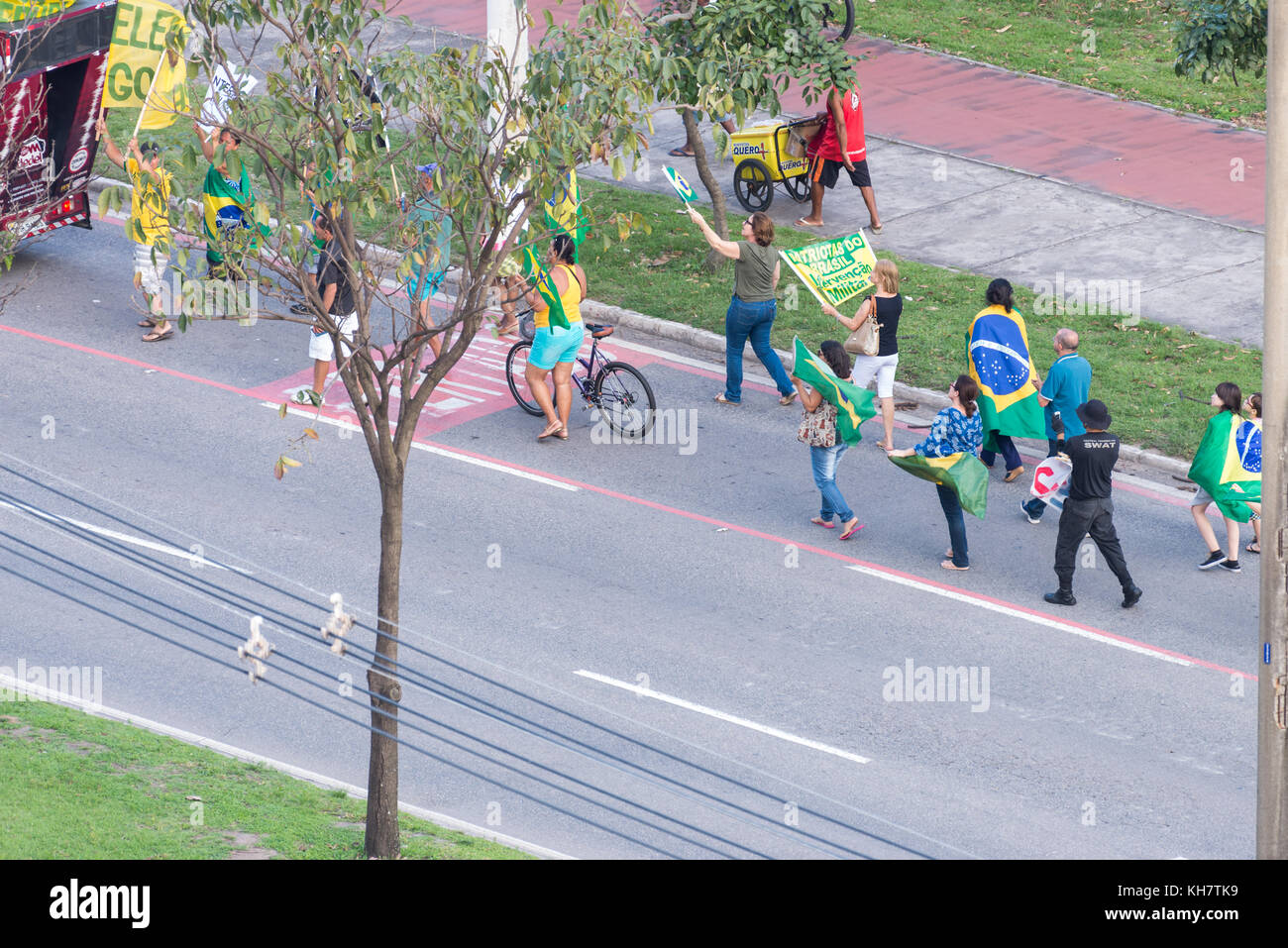 Vitoria, Espirito Santo State, Brasilien - 15. November 2017: Eine kleine Gruppe von Menschen fordert militärische Intervention, um die laufende crysis zu lösen. Kredit: EduardoMSNeves/Alamy Live News Stockfoto