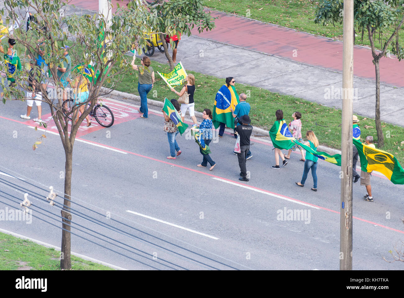 Vitoria, Espirito Santo State, Brasilien - 15. November 2017: Eine kleine Gruppe von Menschen fordert militärische Intervention, um die laufende crysis zu lösen. Kredit: EduardoMSNeves/Alamy Live News Stockfoto