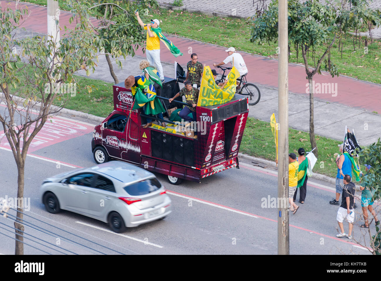 Vitoria, Espirito Santo State, Brasilien - 15. November 2017: Eine kleine Gruppe von Menschen fordert militärische Intervention, um die laufende crysis zu lösen. Kredit: EduardoMSNeves/Alamy Live News Stockfoto