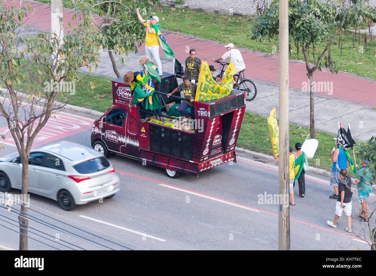 Vitoria, Espirito Santo State, Brasilien - 15. November 2017: Eine kleine Gruppe von Menschen fordert militärische Intervention, um die laufende crysis zu lösen. Kredit: EduardoMSNeves/Alamy Live News Stockfoto