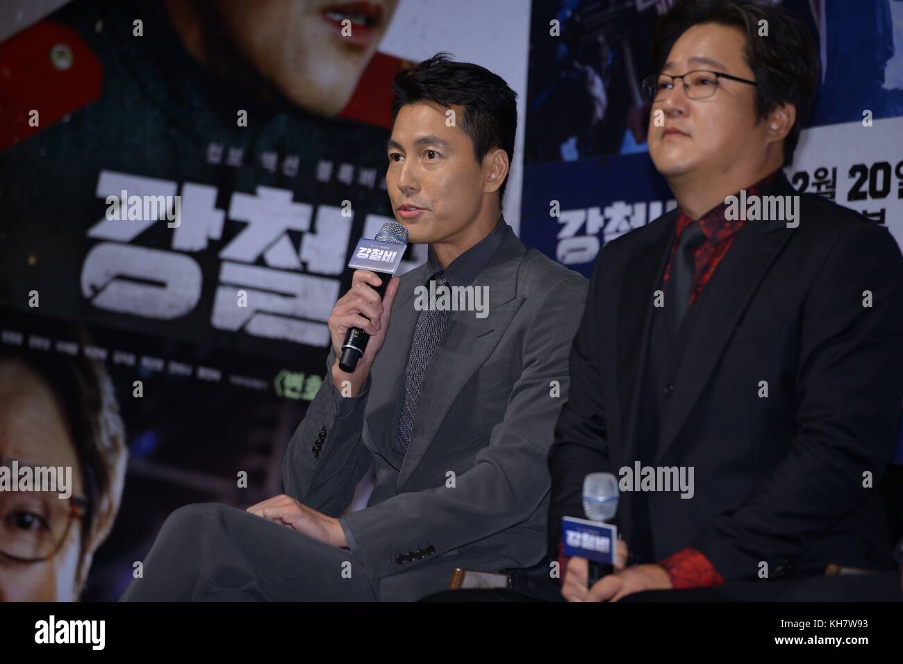 Seoul, Korea. 15 Nov, 2017. Jung Woo-sung und kwak - gewann an der Produktion Konferenz der 'Steel Regen" in Seoul, Korea am 15. November 2017. (China und Korea Rechte) Credit: topphoto/alamy leben Nachrichten Stockfoto