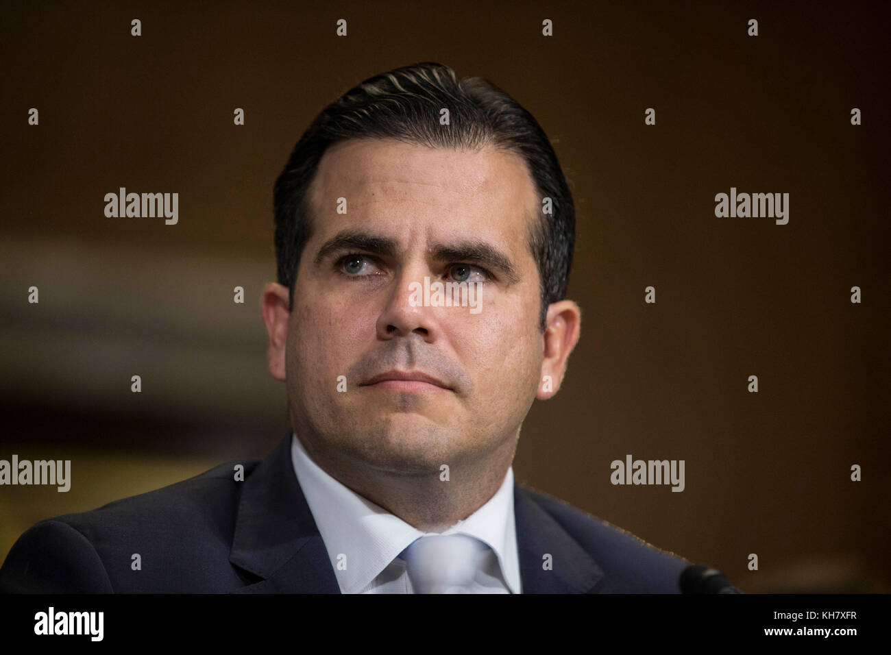 Washington, USA. November 2017. Der Gouverneur des Commonwealth von Puerto Rico, Ricardo Rosselló Nevares, bezeugt vor dem Energie- und Naturressourcenausschuss des US-Senats, dass er die Bemühungen zur Wiederherstellung von Hurrikanen in Puerto Rico und den Jungferninseln der Vereinigten Staaten am 14. November 2017 auf dem Capitol Hill in Washington, DC, untersuchen soll. Credit: Alex Edelman/CNP Credit: Alex Edelman/Consolidated/dpa/Alamy Live News Stockfoto