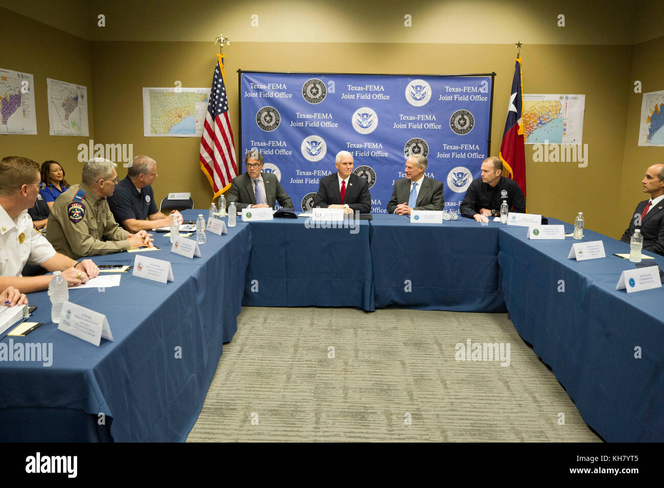 Austin, USA. November 2017. US-Vizepräsident Mike Pence (Mitte) besucht die regionale Niederlassung der Federal Emergency Management Agency (FEMA) in Texas bei Energy Secy. Rick Perry (links) für ein Hurrikan Harvey-Update von Texas Gov. Greg Abbott (rechts). Kredit: Bob Daemmrich/Alamy Live News Stockfoto