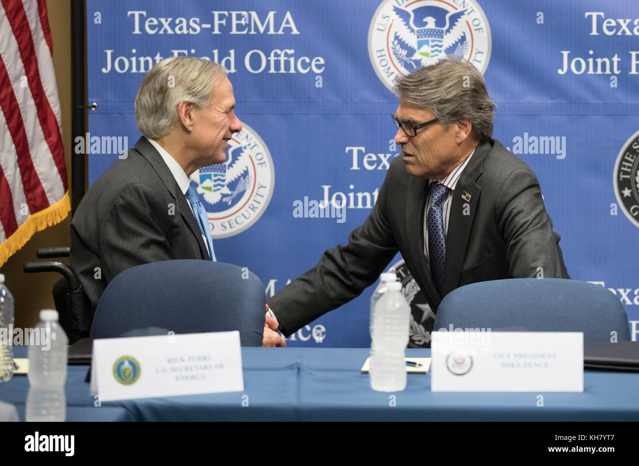 Austin, USA. November 2017. Texas Gov. Greg Abbott (links) und der ehemalige Gouverneur von Texas. Rick Perry, jetzt Energieminister im Kabinett von Präs. Trump, begrüßt, während US-Vizepräsident Mike Pence das regionale Büro der Federal Emergency Management Agency (FEMA) in Texas besucht, um ein Update von Abbott zur Wiederherstellung des Hurrikans Harvey zu erhalten. Kredit: Bob Daemmrich/Alamy Live Nachrichten Stockfoto