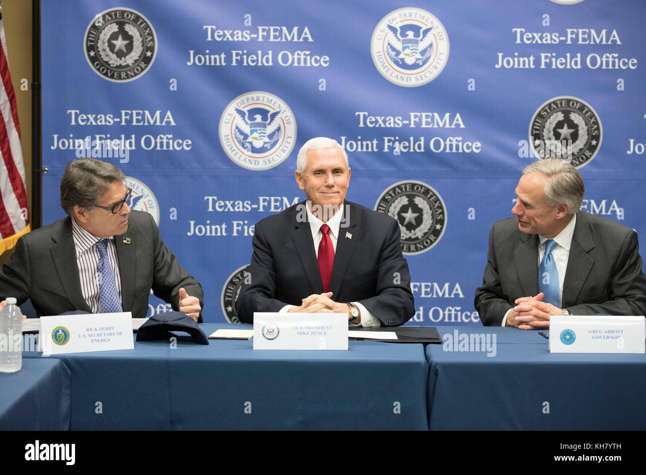 Austin, USA. November 2017. US-Vizepräsident Mike Pence (Mitte) besucht die regionale Niederlassung der Federal Emergency Management Agency (FEMA) in Texas bei Energy Secy. Rick Perry (links) für ein Hurrikan Harvey-Update von Texas Gov. Greg Abbott (rechts). Kredit: Bob Daemmrich/Alamy Live News Stockfoto