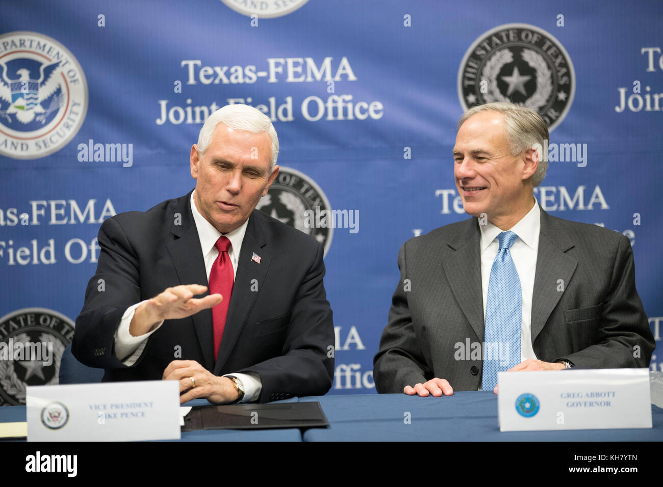 Austin, USA. November 2017. US-Vizepräsident Mike Pence (links) besucht die regionale Behörde der Federal Emergency Management Agency (FEMA) in Texas, um ein Update zur Wiederauffüllung des Hurrikans Harvey von Texas Gov zu erhalten. Greg Abbott. Kredit: Bob Daemmrich/Alamy Live News Stockfoto