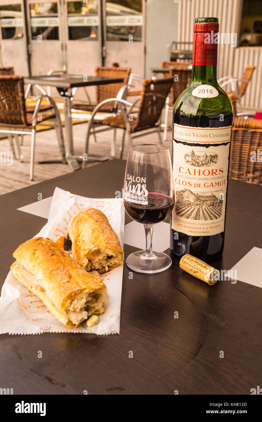 Paté de Foie gras Baguette und Flasche Clos de Gamot Cahors AOP malbec Rotwein, Salon Des Vins Weinmesse, Toulouse, Royal, Frankreich Stockfoto