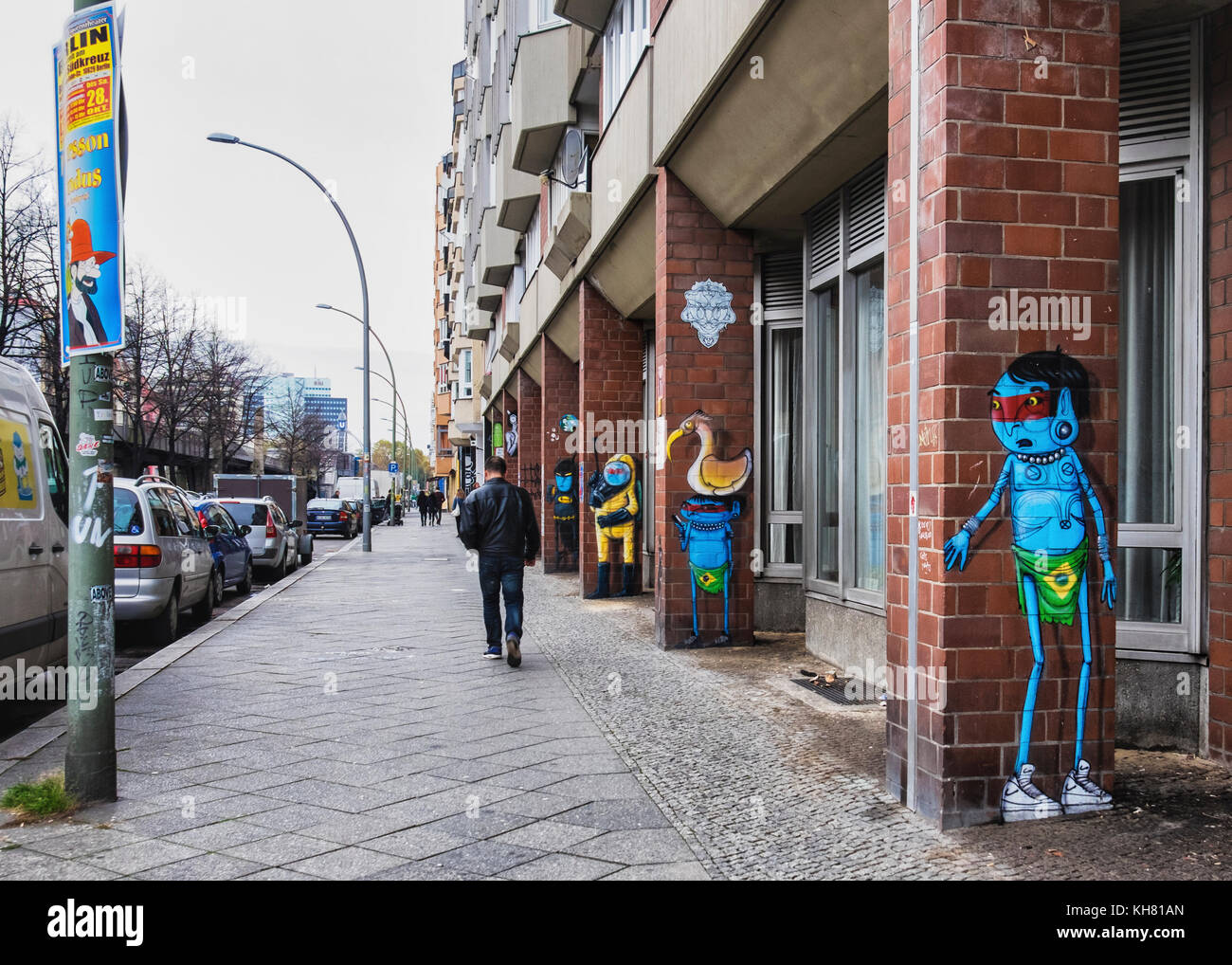 Berlin-Schöneberg - Bezirk Tempelhof. Bunte cartoon Figuren von Street Artists watch Mann zu Fuß entlang der Straße. Stadt Land Kunst Projekt fördert St Stockfoto