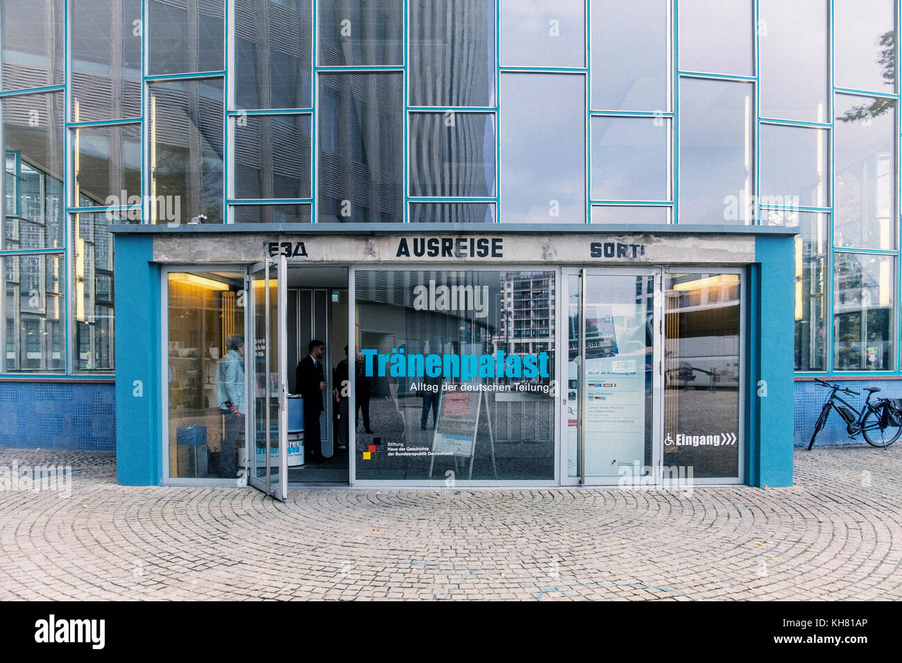 Berlin, Mitte. Tränenpalast.Ausstellung und Museum erzählt von Grenzerfahrungen von Menschen, die in einem geteilten Deutschland leben. Stockfoto