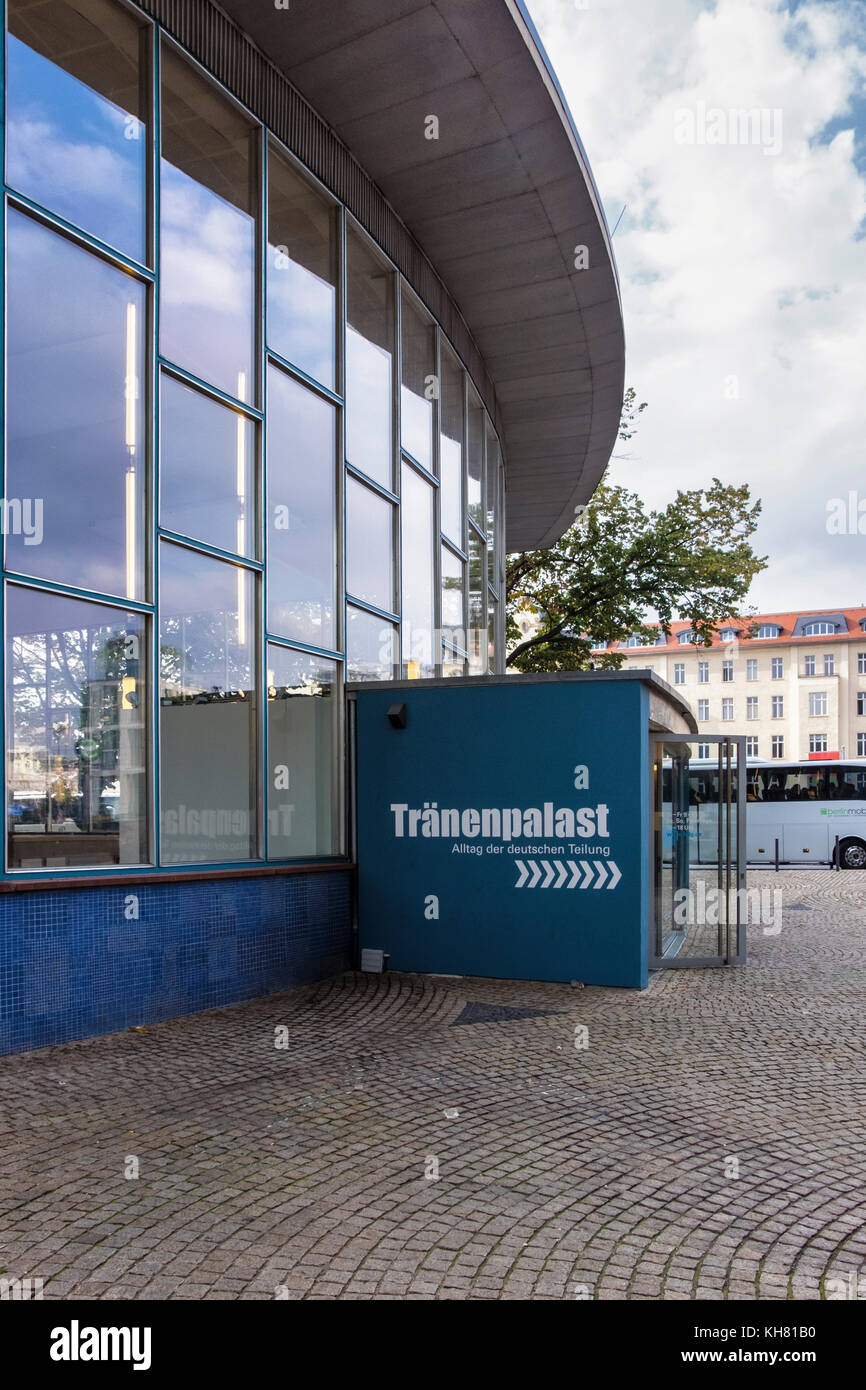 Berlin, Mitte. Tränenpalast.Ausstellung und Museum erzählt von Grenzerfahrungen von Menschen, die in einem geteilten Deutschland leben. Denkmalgeschütztes Gebäude Stockfoto