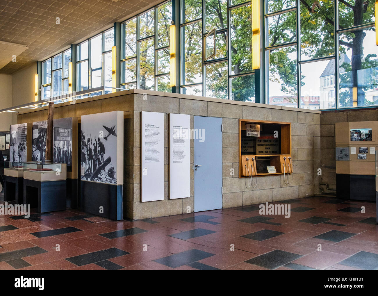 Berlin, Mitte. Tränenpalast, Palast der Tränen. Ausstellung und Museum erzählt von Erfahrungen der Menschen im geteilten Deutschland. Innenraum Stockfoto