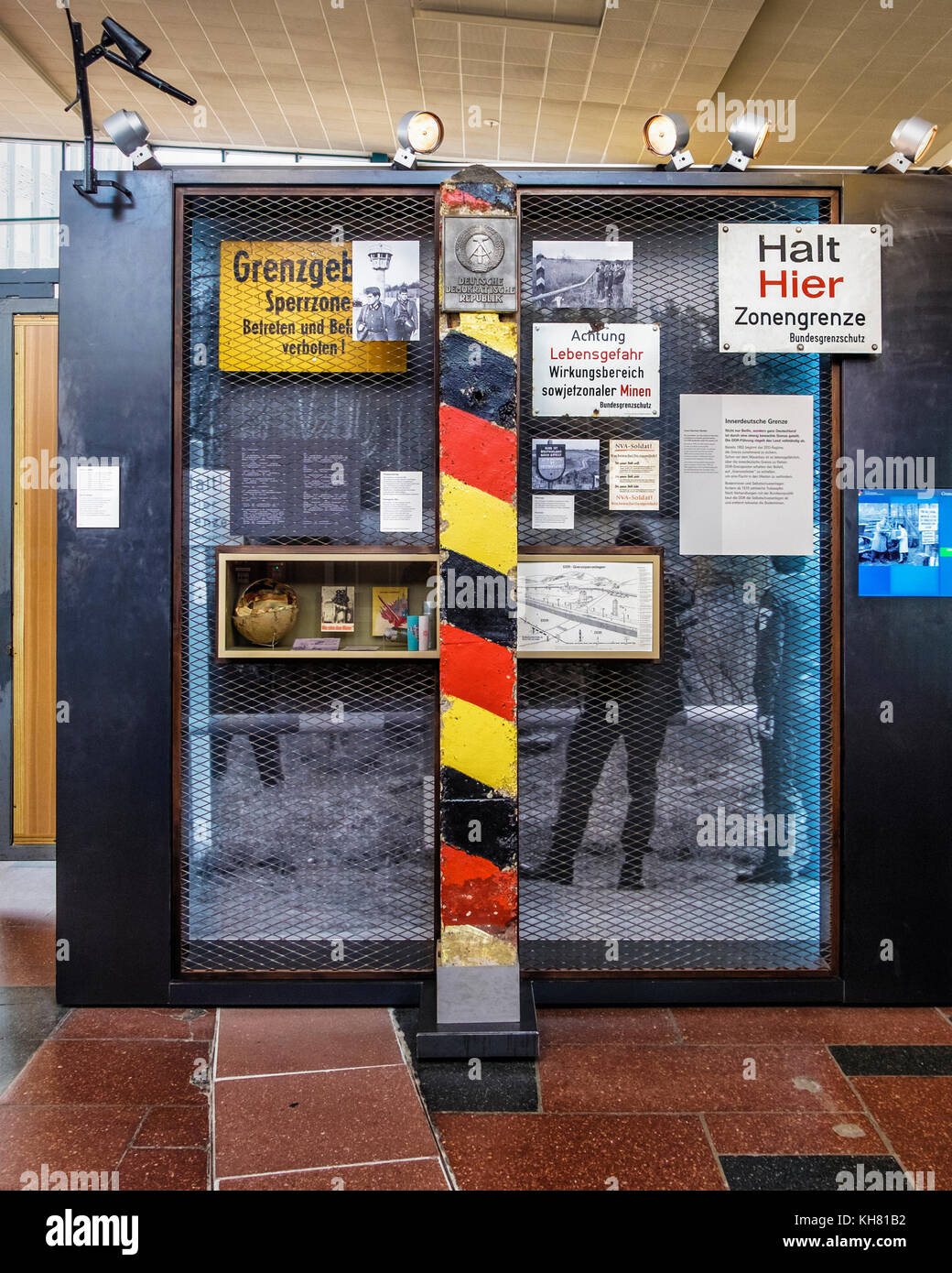 Berlin, Mitte. Tränenpalast, Palast der Tränen. Ausstellung und Museum erzählt von Erfahrungen der Menschen im geteilten Deutschland. Innenraum Stockfoto