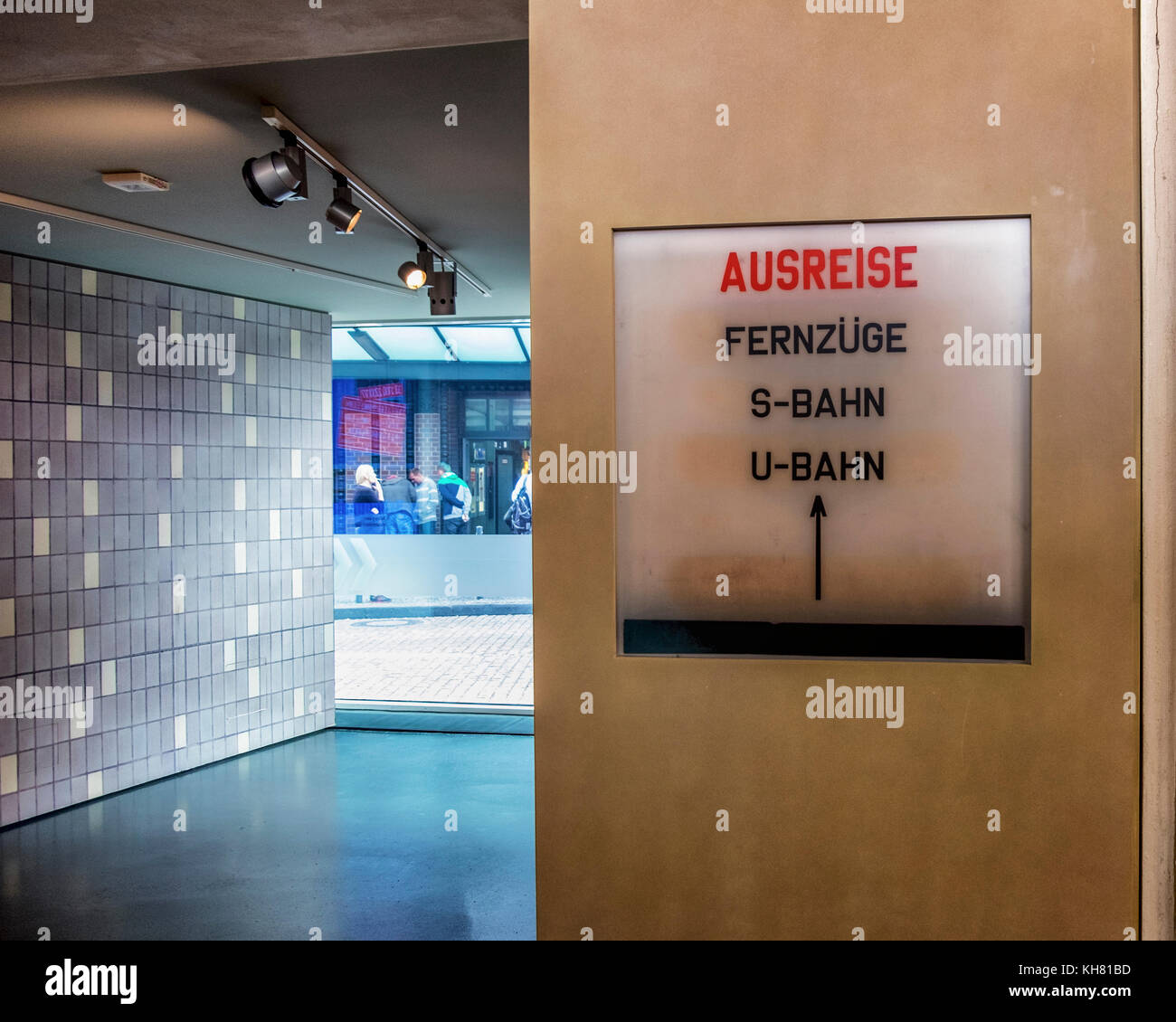 Berlin, Mitte. Tränenpalast, Palast der Tränen. Ausstellung & Museum erzählt von Grenzerfahrungen von Menschen, die in einem geteilten Deutschland. Fahren Sie zum Bahnhof Stockfoto