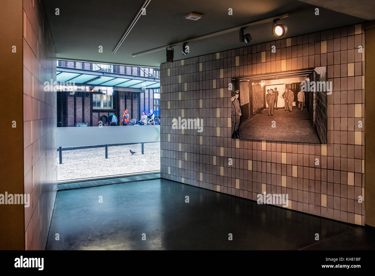Berlin, Mitte. Tränenpalast, Palast der Tränen. Ausstellung & Museum erzählt von Grenzerfahrungen von Menschen, die in einem geteilten Deutschland. Fahren Sie zum Bahnhof Stockfoto
